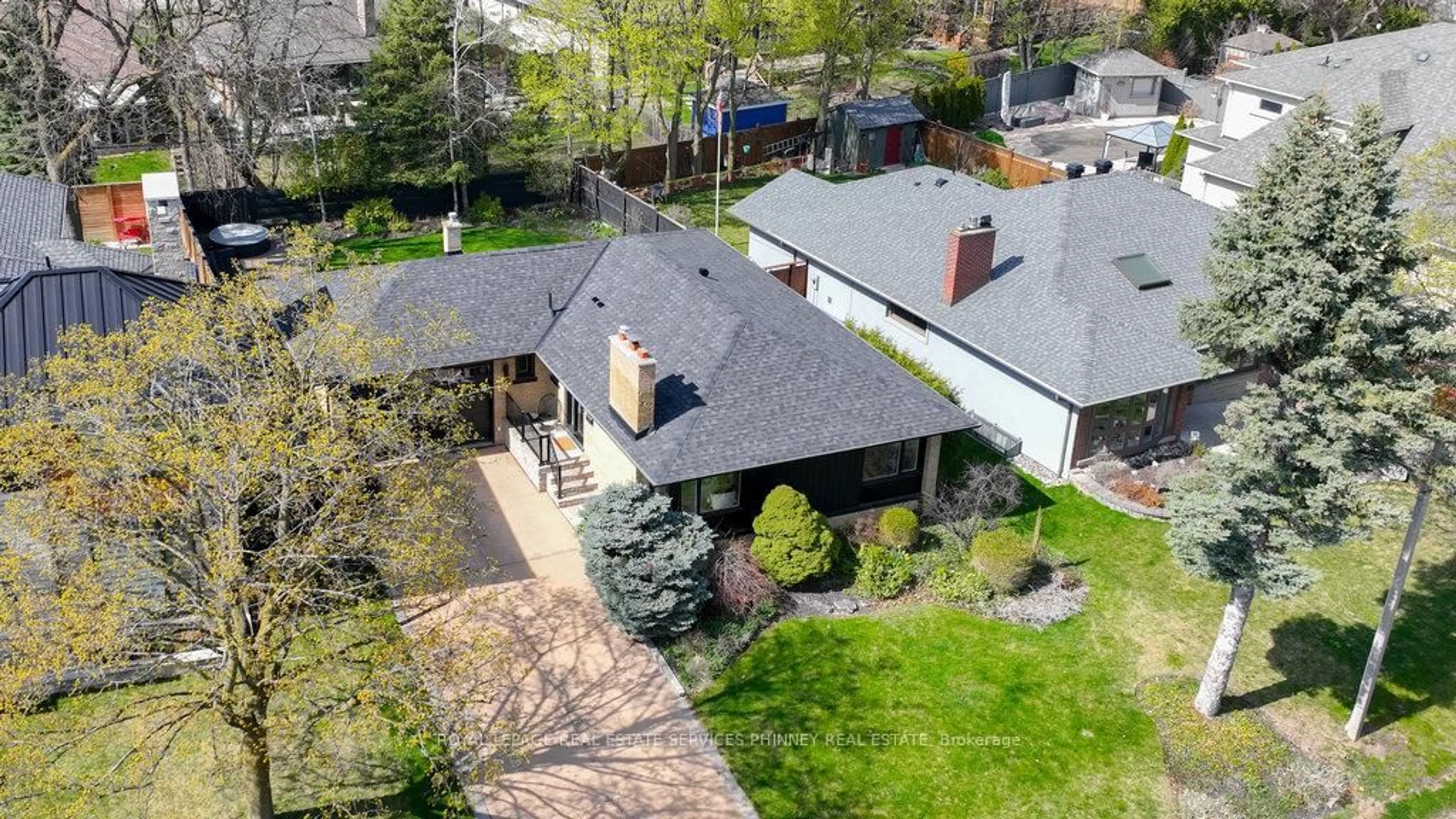A pic from outside/outdoor area/front of a property/back of a property/a pic from drone, street for 102 Prince George Dr, Toronto Ontario M9B 2X8