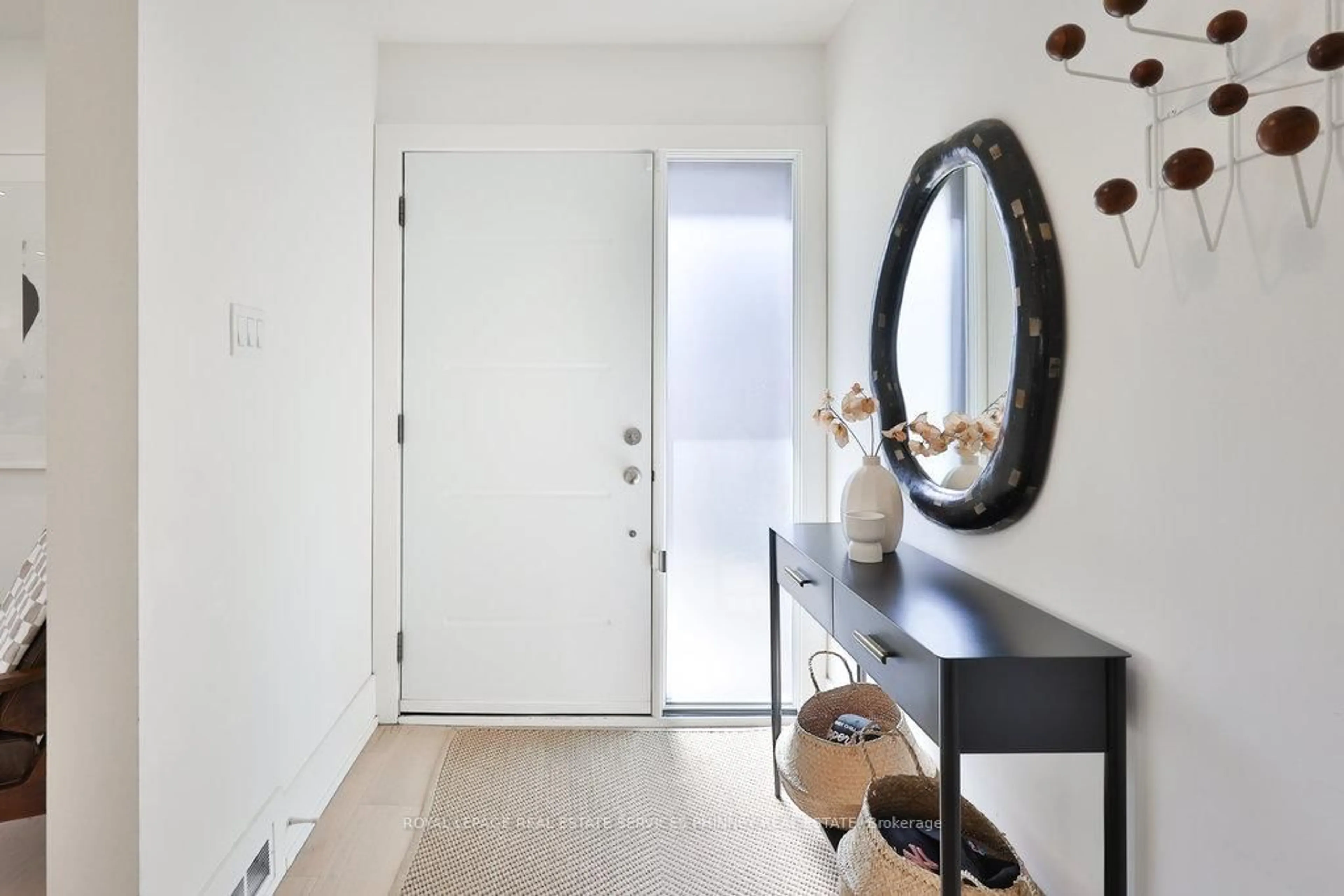 Indoor entryway for 102 Prince George Dr, Toronto Ontario M9B 2X8