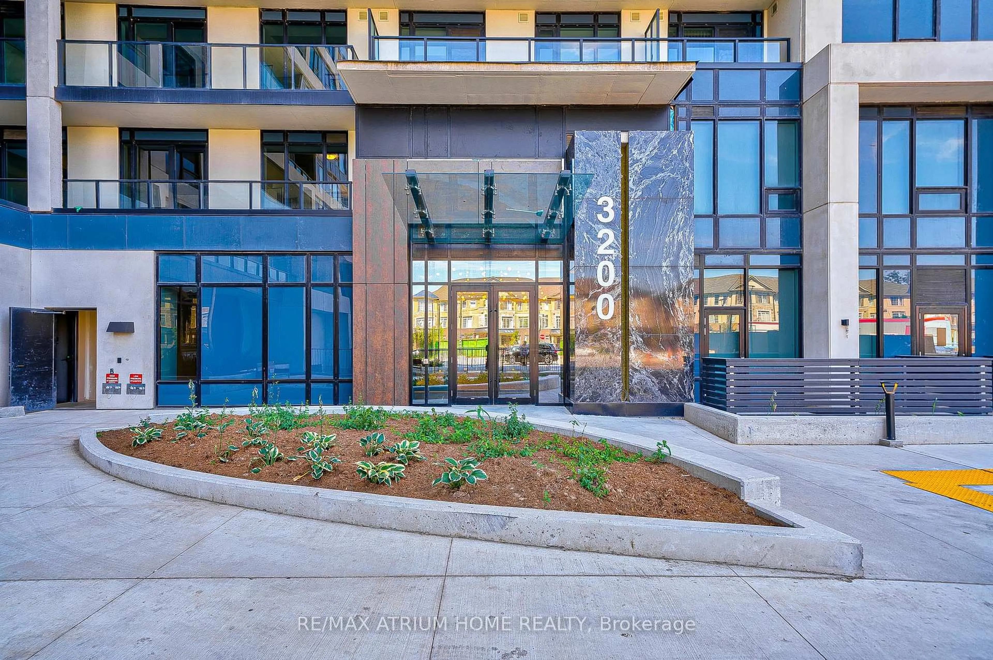 Indoor foyer for 3200 William Coltson Ave #813, Oakville Ontario L6H 7W6