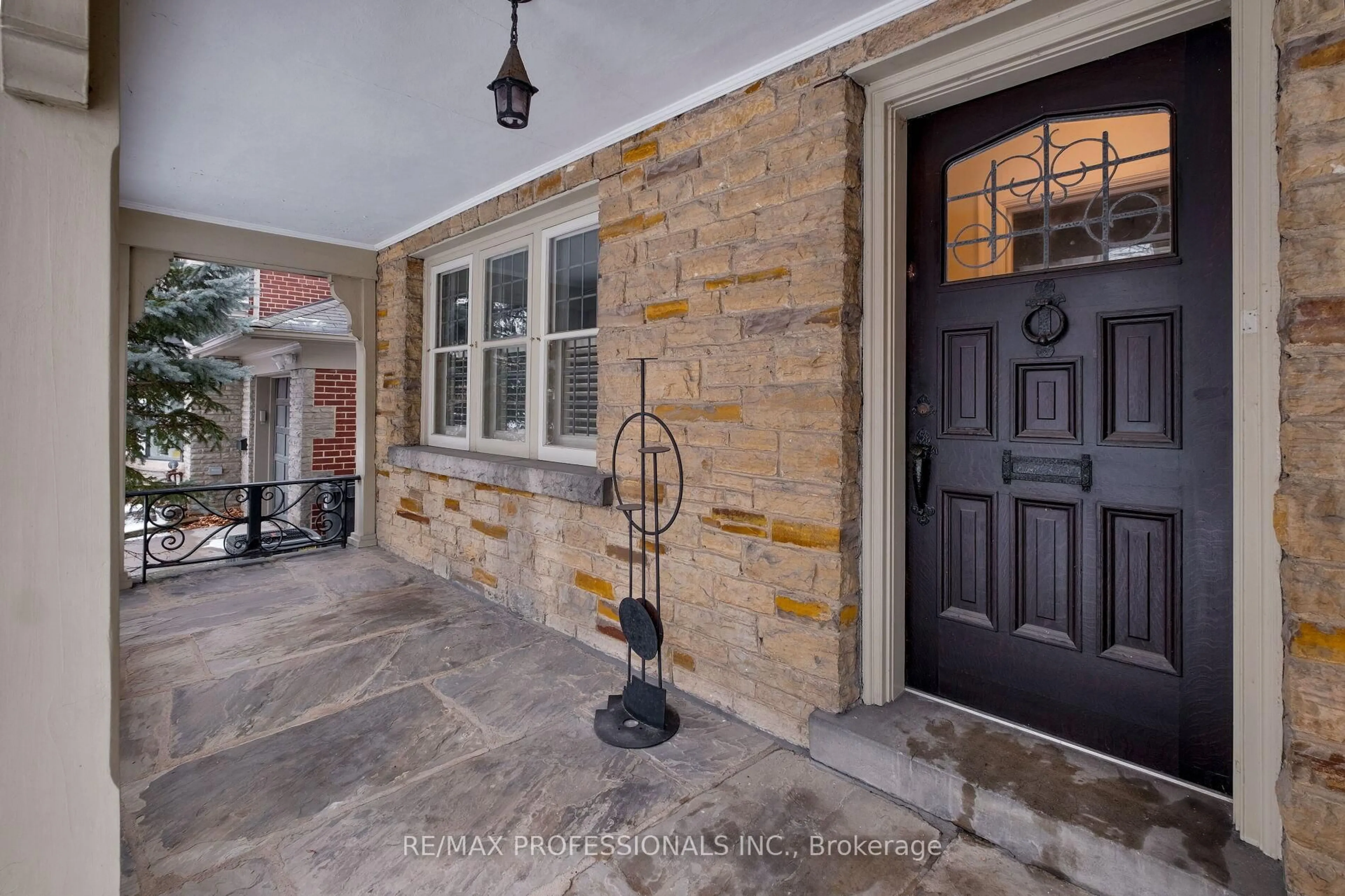 Indoor entryway for 107 The Kingsway N/A, Toronto Ontario M8X 2T9