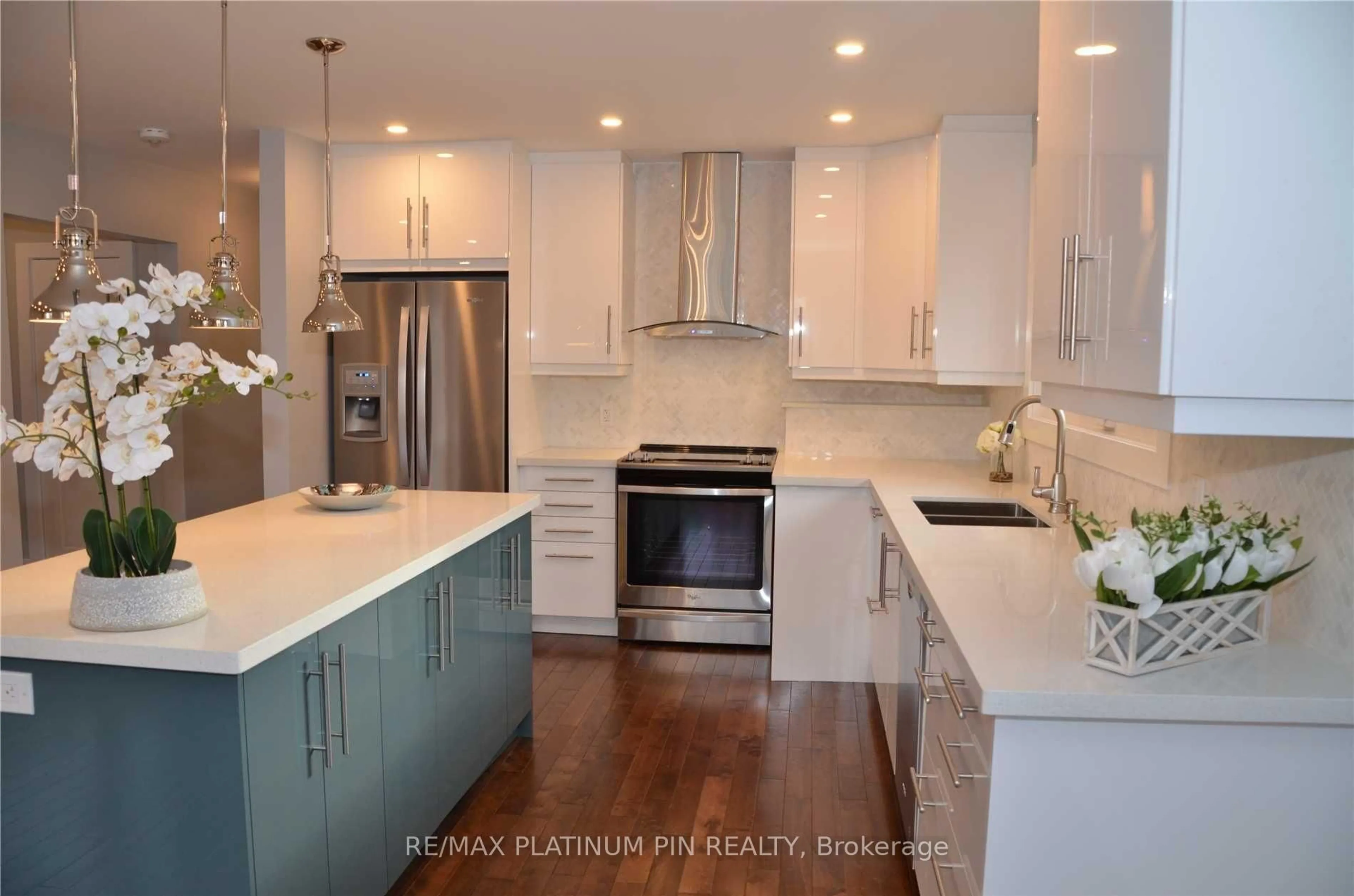 Contemporary kitchen, unknown for 73 Lavington Dr, Toronto Ontario M9R 2H3