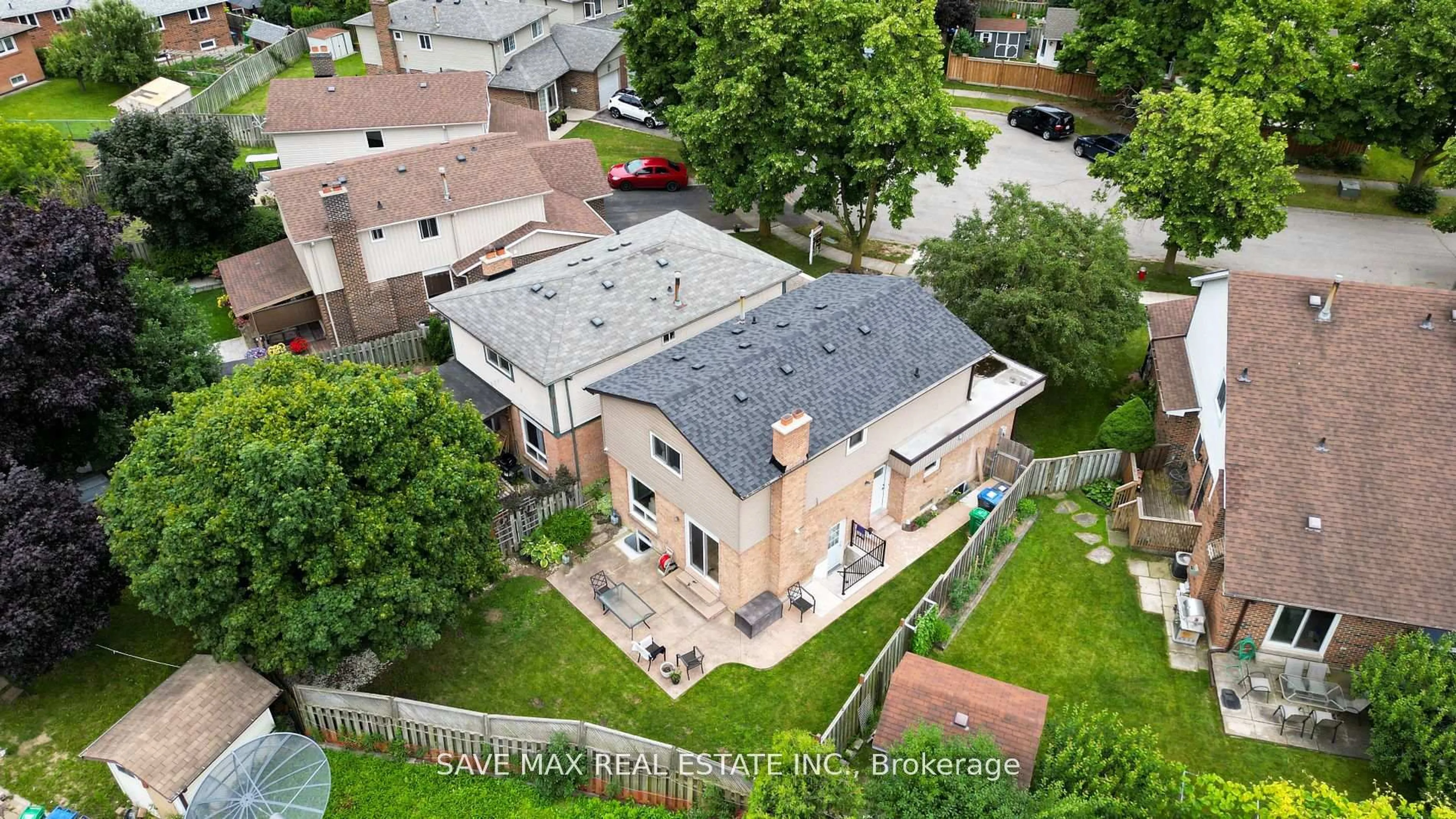 A pic from outside/outdoor area/front of a property/back of a property/a pic from drone, street for 8 Joanne Crt, Brampton Ontario L6Y 2J8