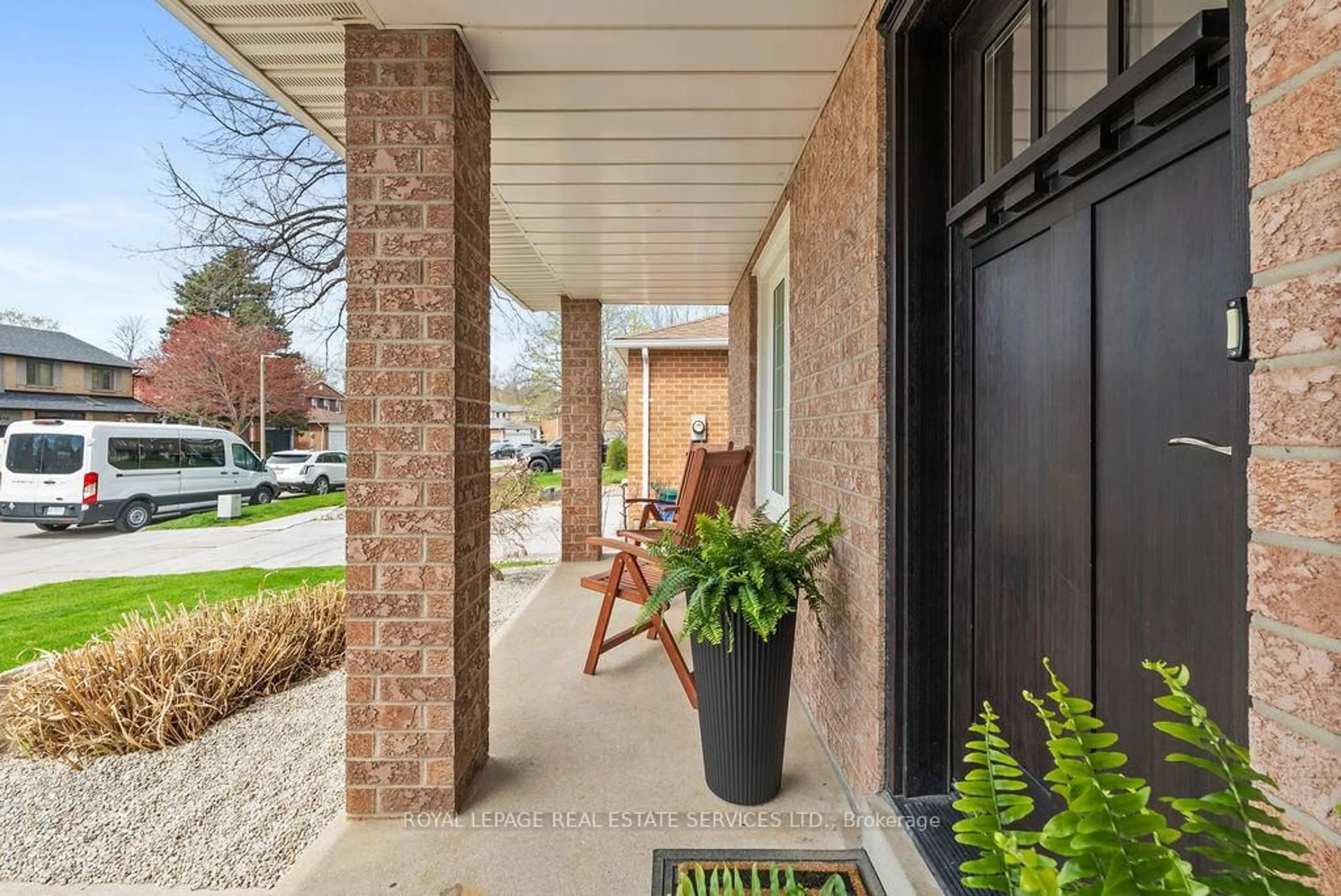 Indoor entryway for 143 Speyside Dr, Oakville Ontario L6L 5Y1