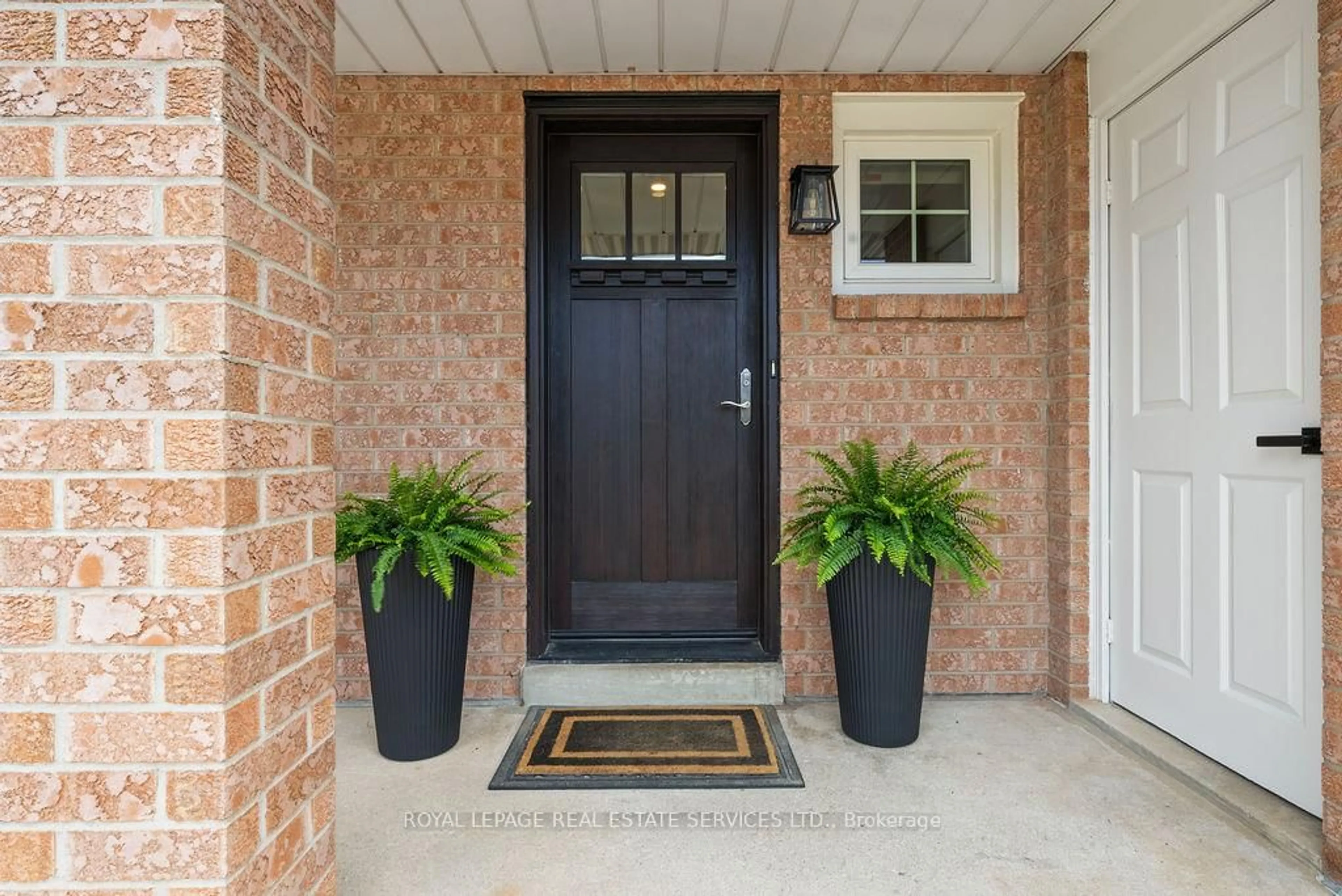 Indoor entryway for 143 Speyside Dr, Oakville Ontario L6L 5Y1