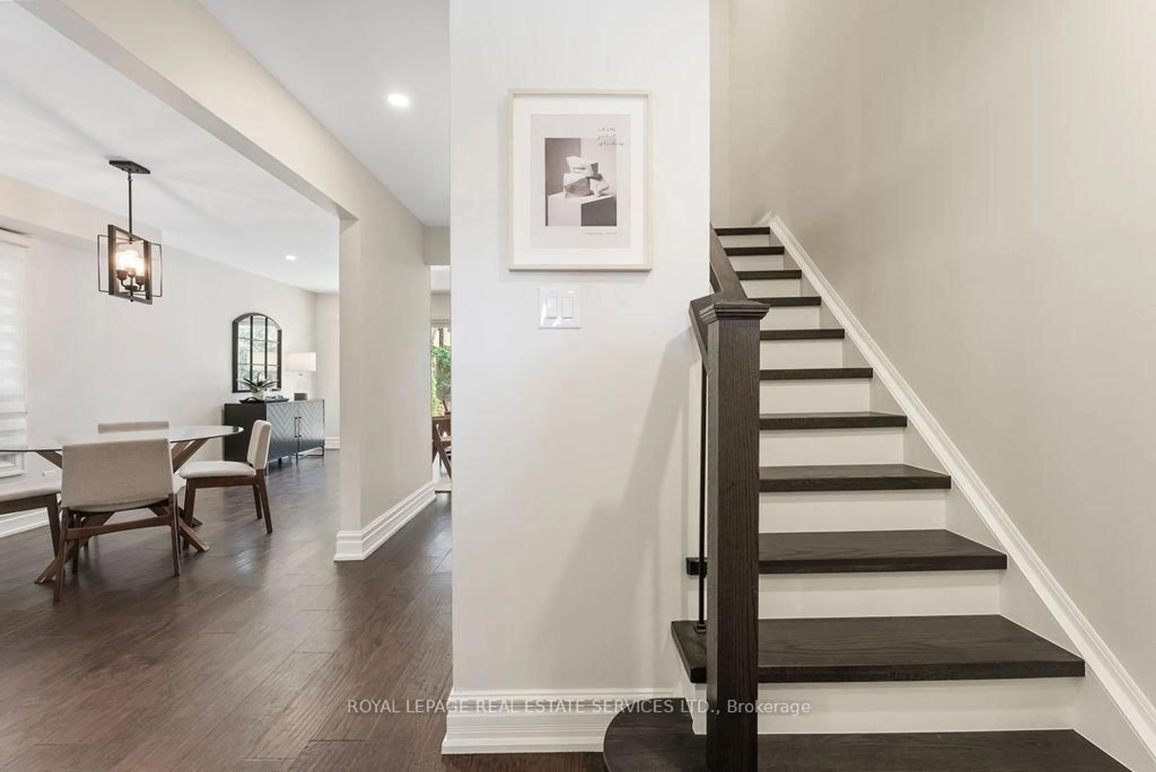 Indoor entryway for 143 Speyside Dr, Oakville Ontario L6L 5Y1