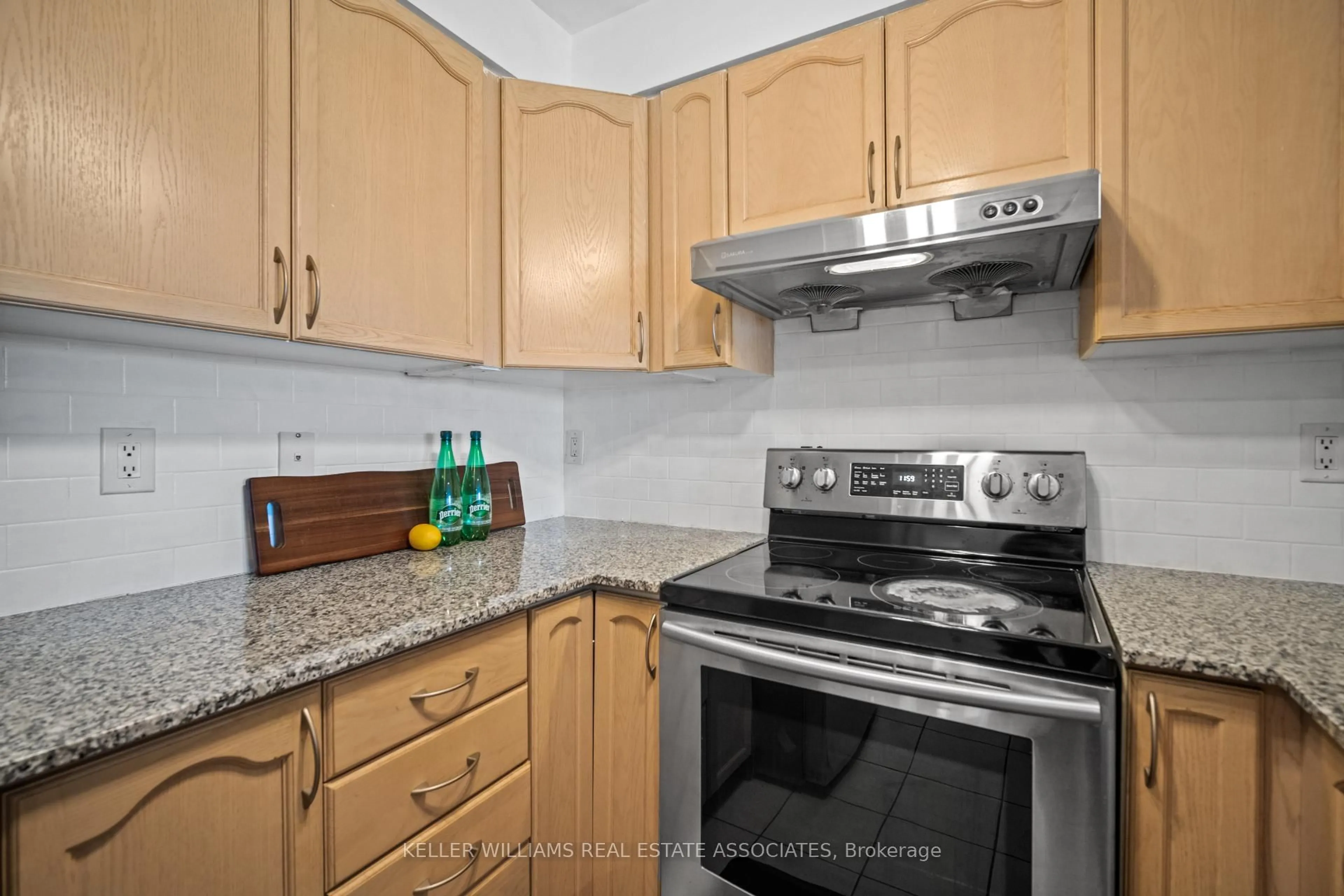 Standard kitchen, unknown for 8 Dayspring Circ #1106, Brampton Ontario L6P 2Z7