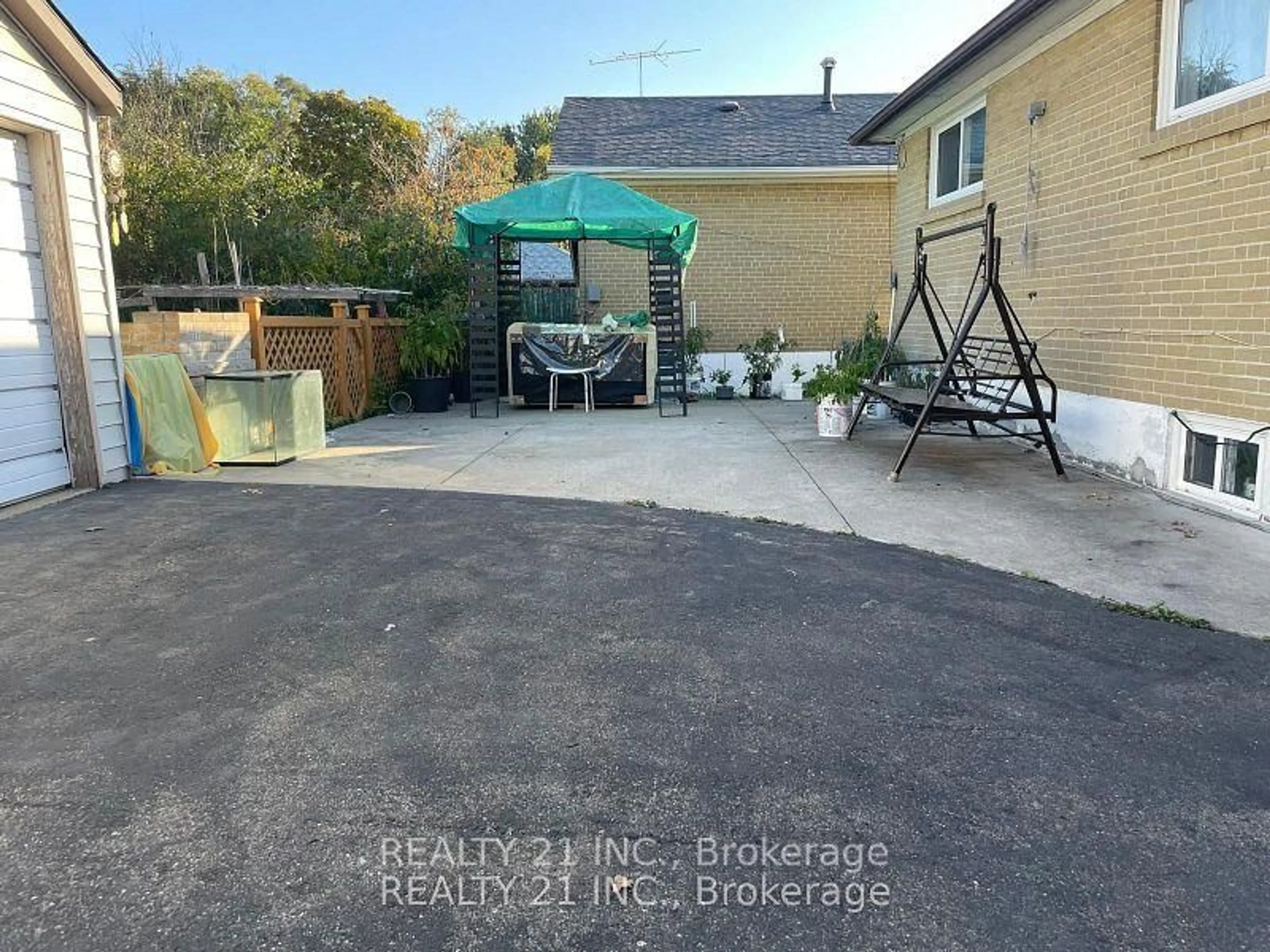 A pic from outside/outdoor area/front of a property/back of a property/a pic from drone, street for 75 Taysham Cres, Toronto Ontario M9V 1X1