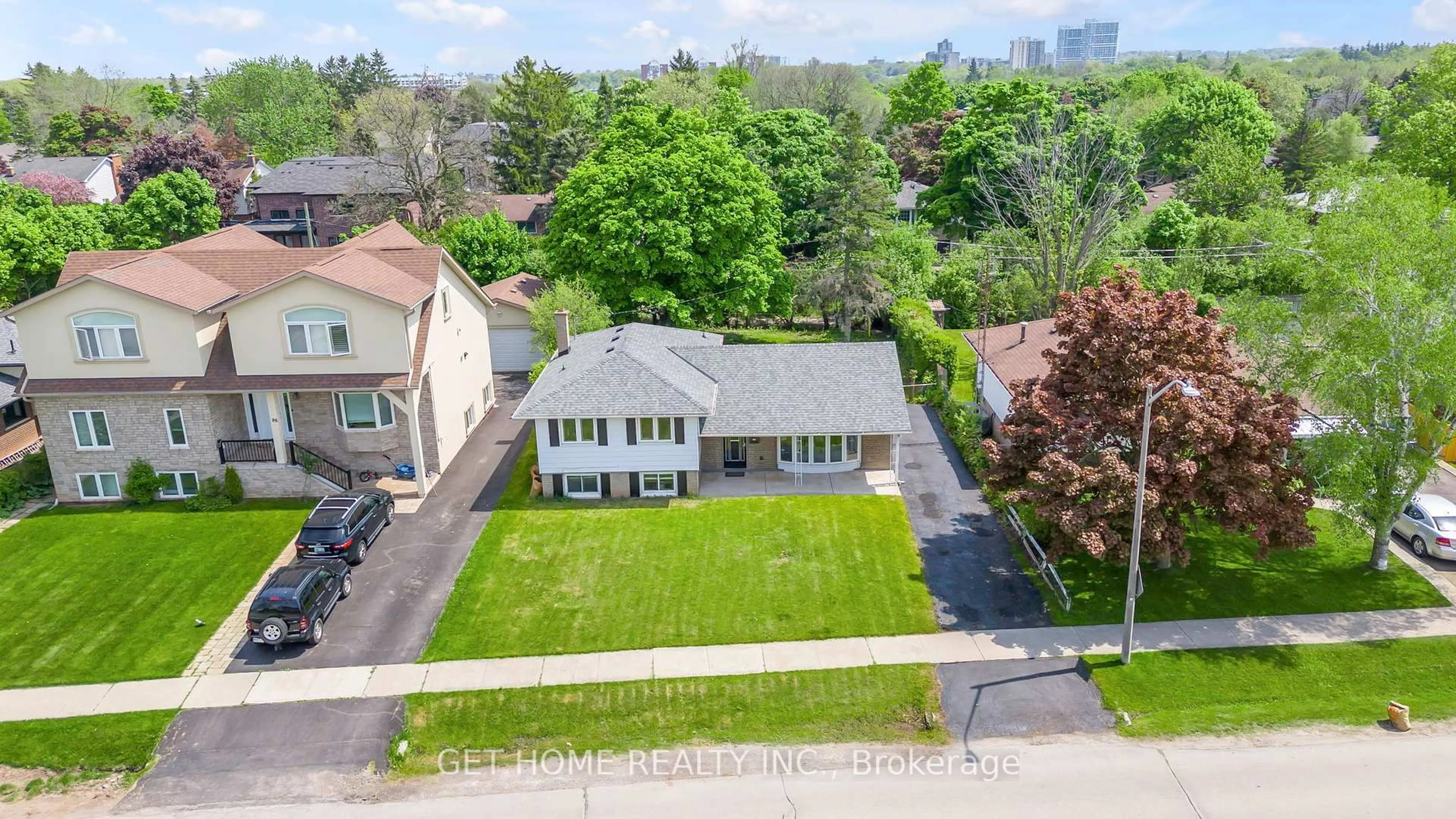A pic from outside/outdoor area/front of a property/back of a property/a pic from drone, street for 92 Sewell Dr, Oakville Ontario L6H 1C5