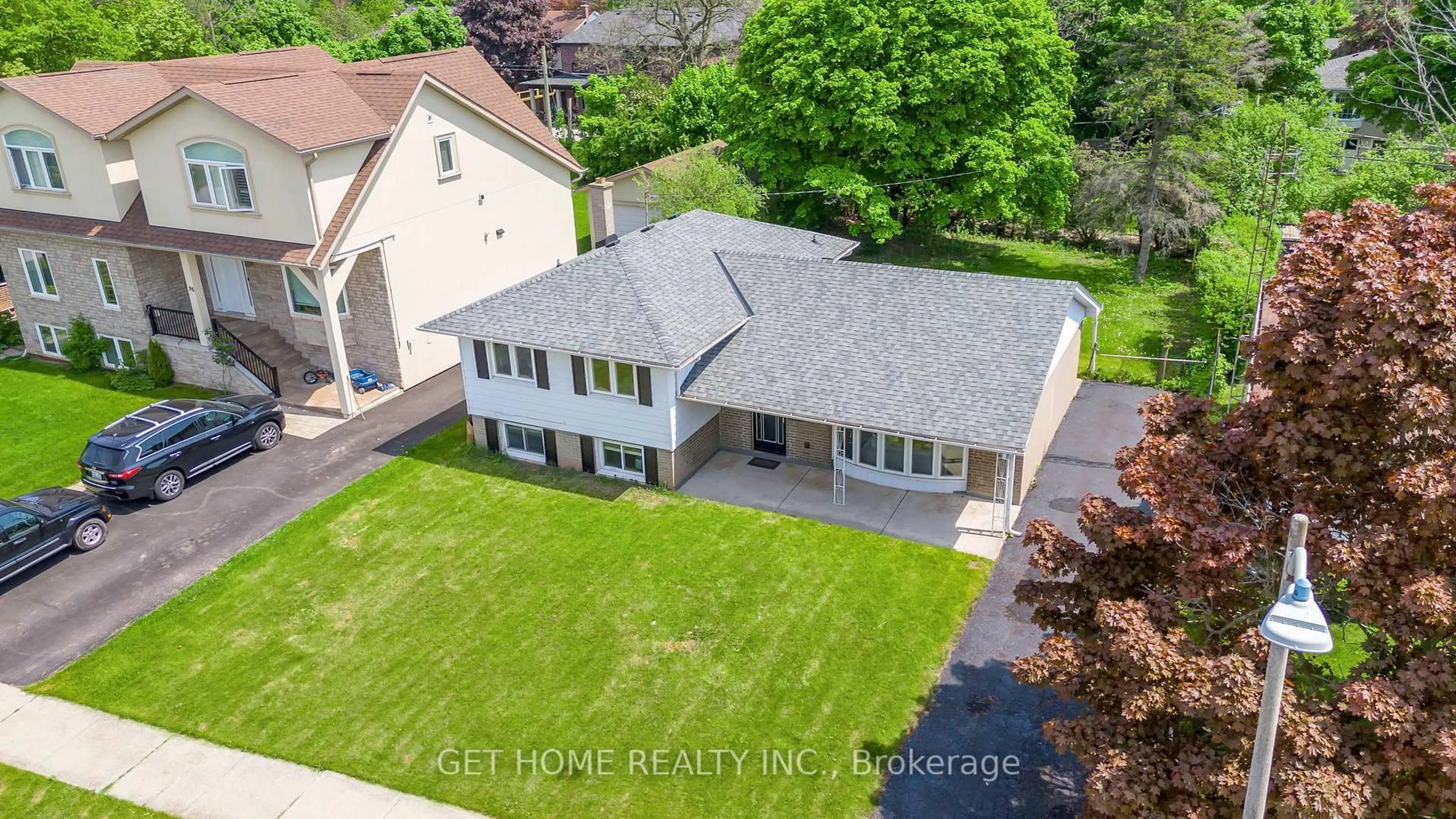 A pic from outside/outdoor area/front of a property/back of a property/a pic from drone, street for 92 Sewell Dr, Oakville Ontario L6H 1C5