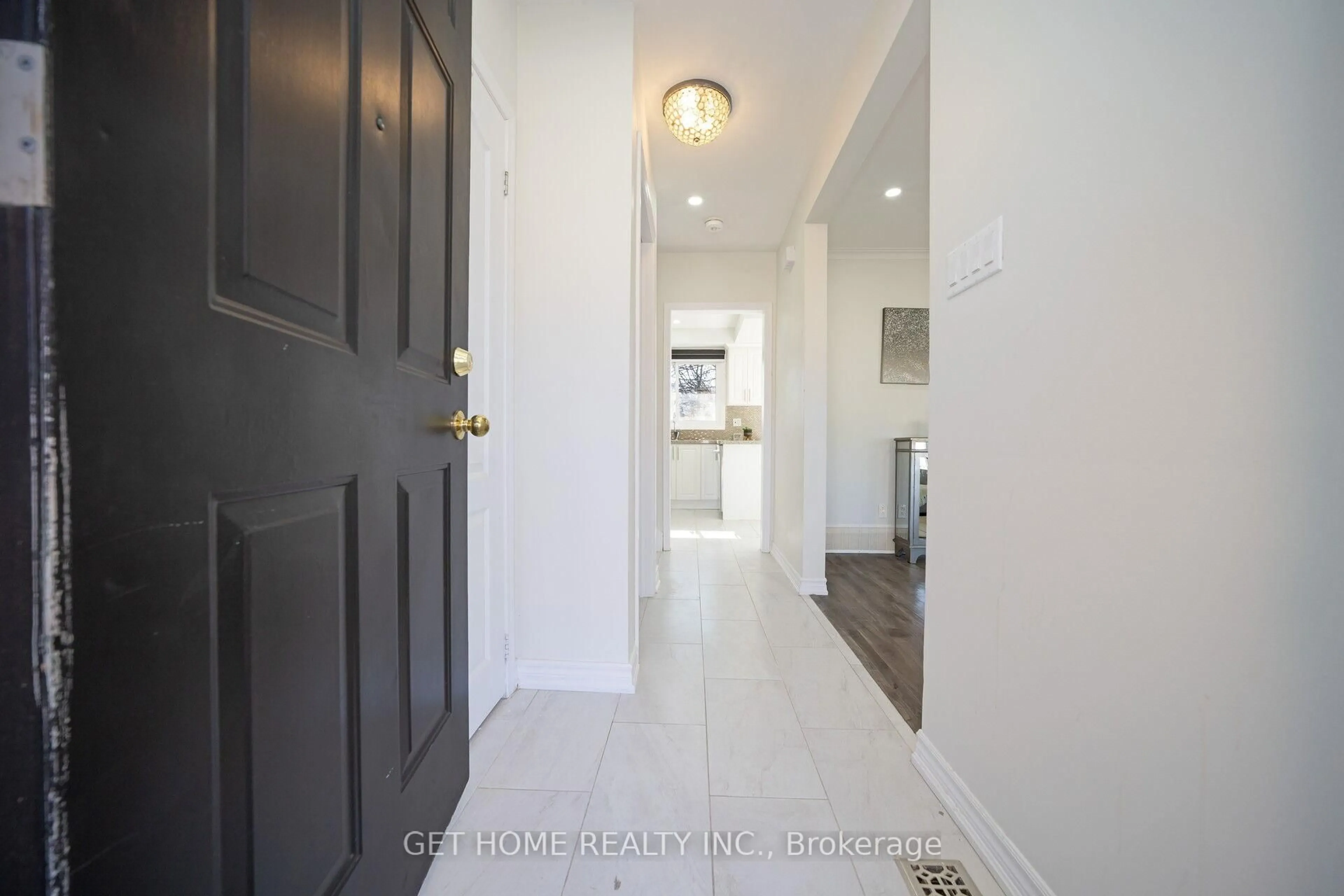 Indoor entryway for 92 Sewell Dr, Oakville Ontario L6H 1C5