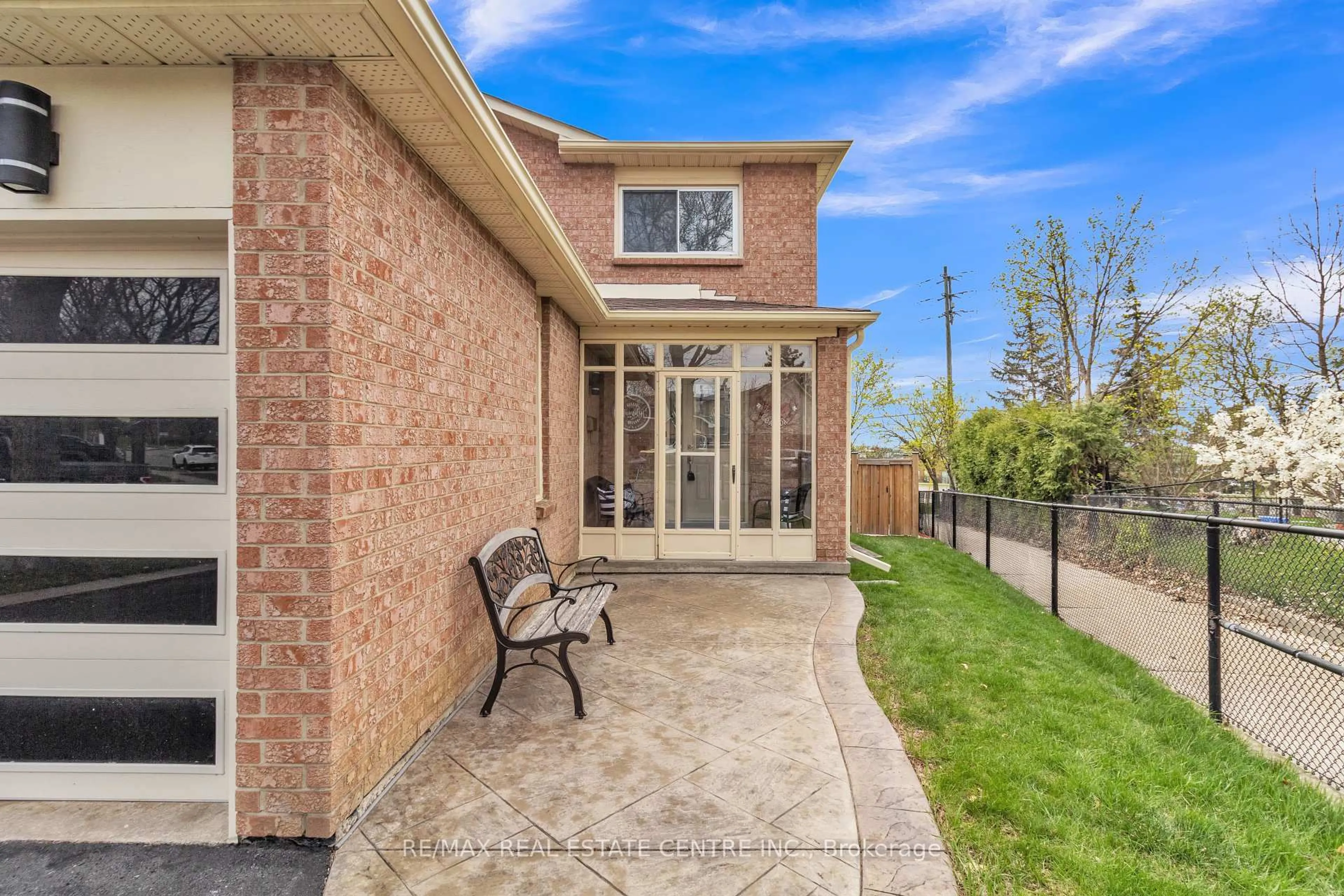 Patio, street for 30 Oleander Cres, Brampton Ontario L6Z 2C2