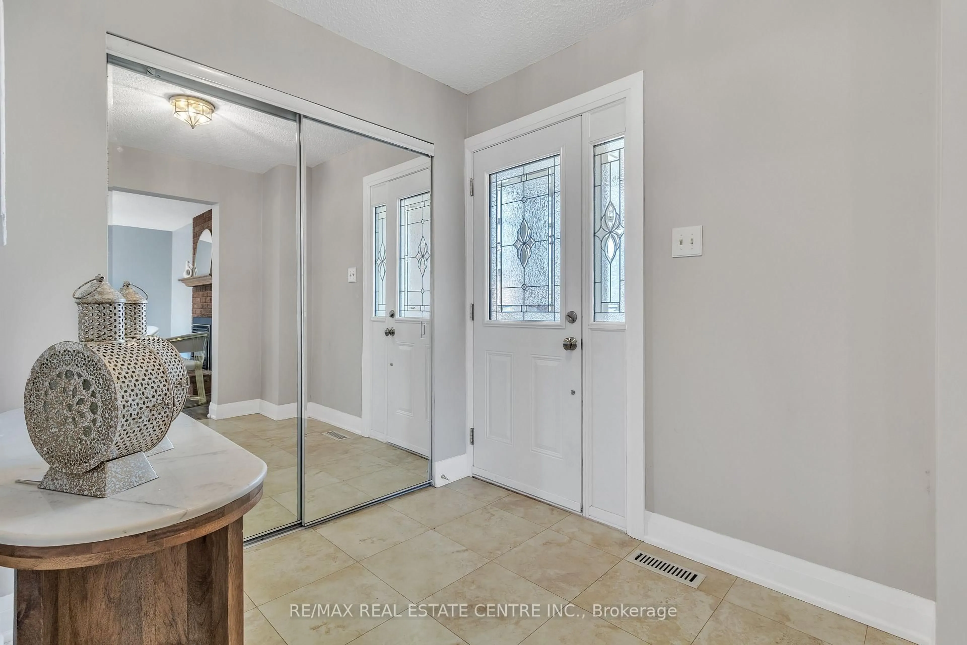 Indoor entryway for 30 Oleander Cres, Brampton Ontario L6Z 2C2