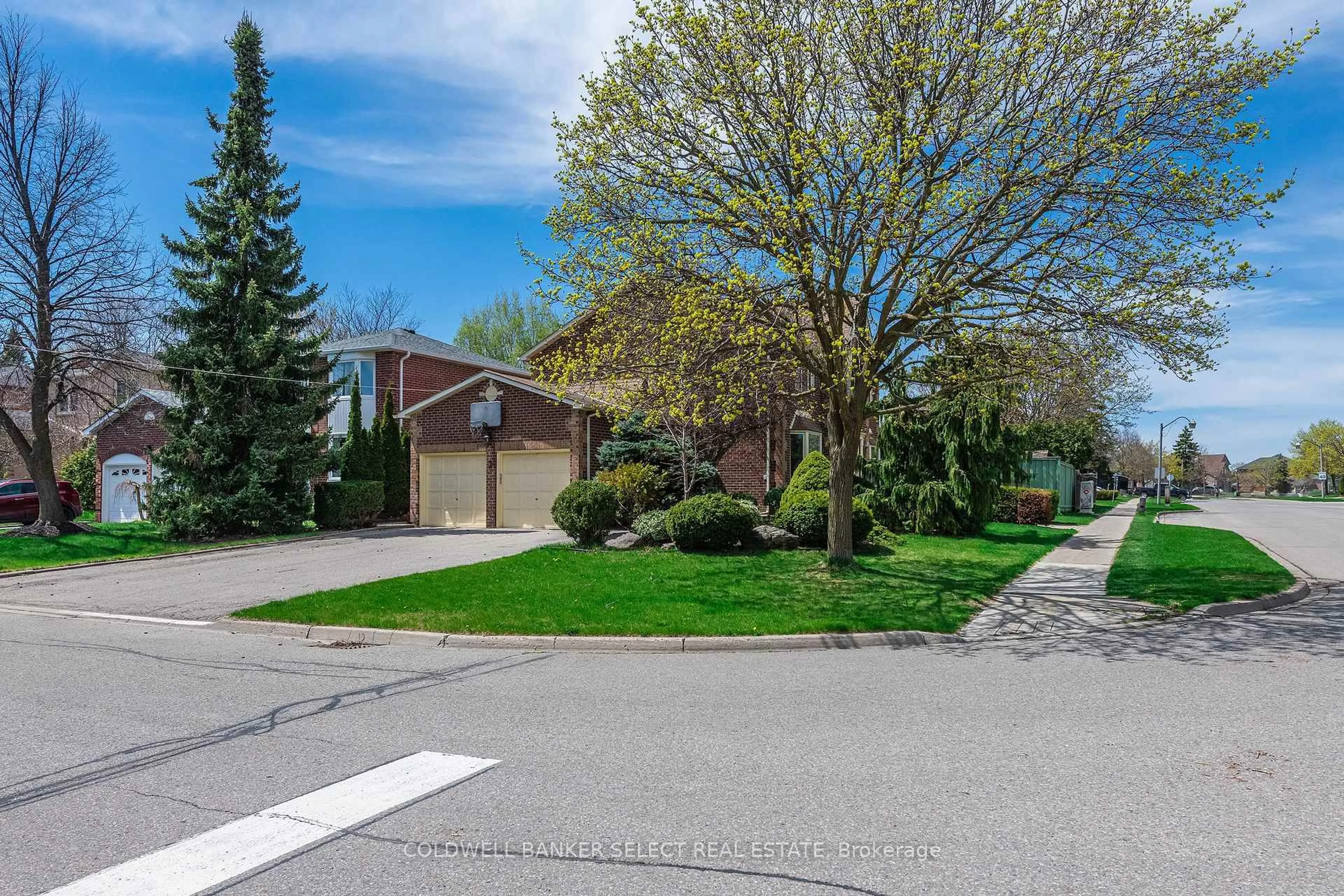 A pic from outside/outdoor area/front of a property/back of a property/a pic from drone, street for 2 St Michaels Cres, Caledon Ontario L7E 5Z6