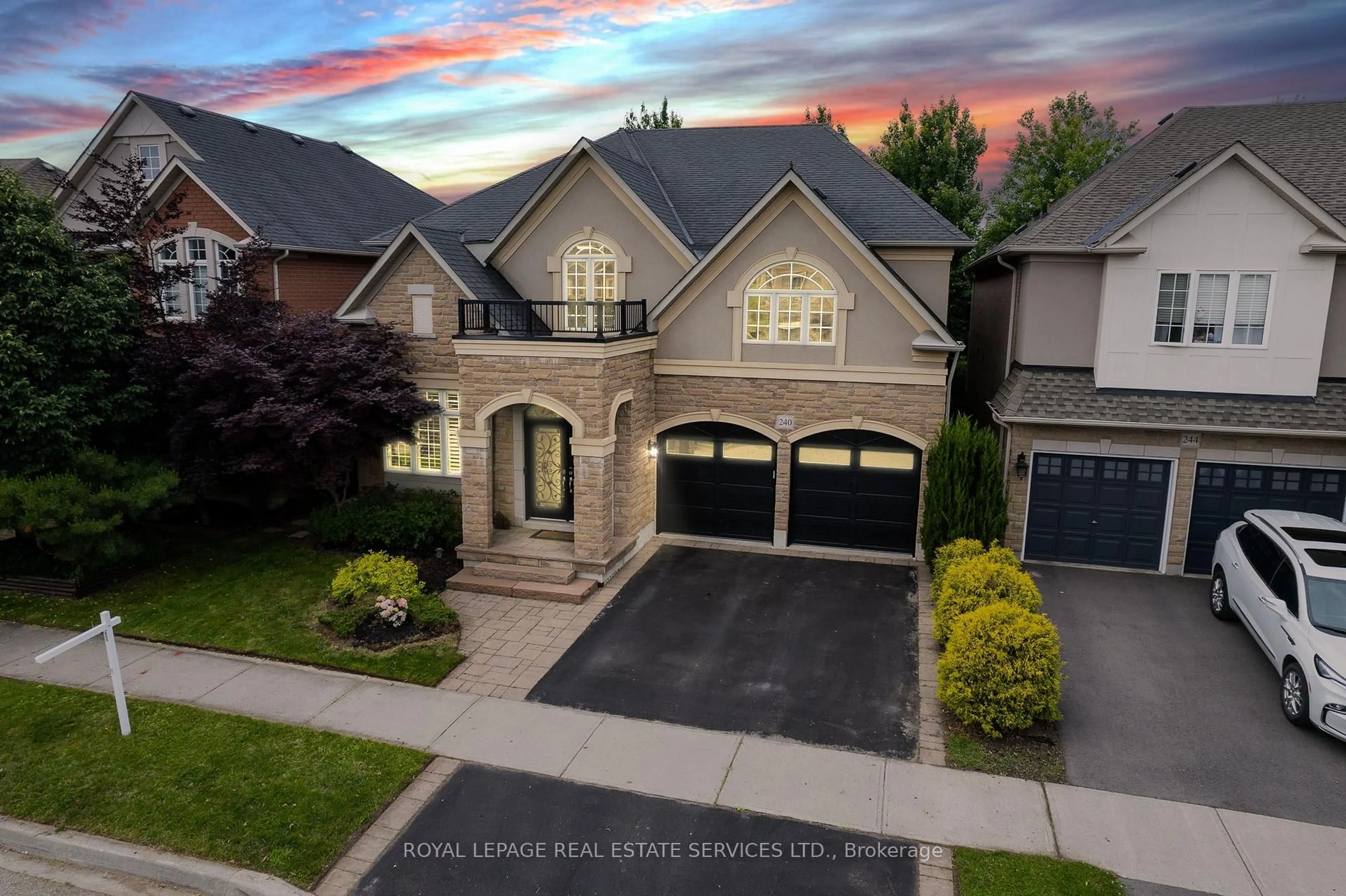 A pic from outside/outdoor area/front of a property/back of a property/a pic from drone, street for 240 Butterfly Lane, Oakville Ontario L6L 6V4