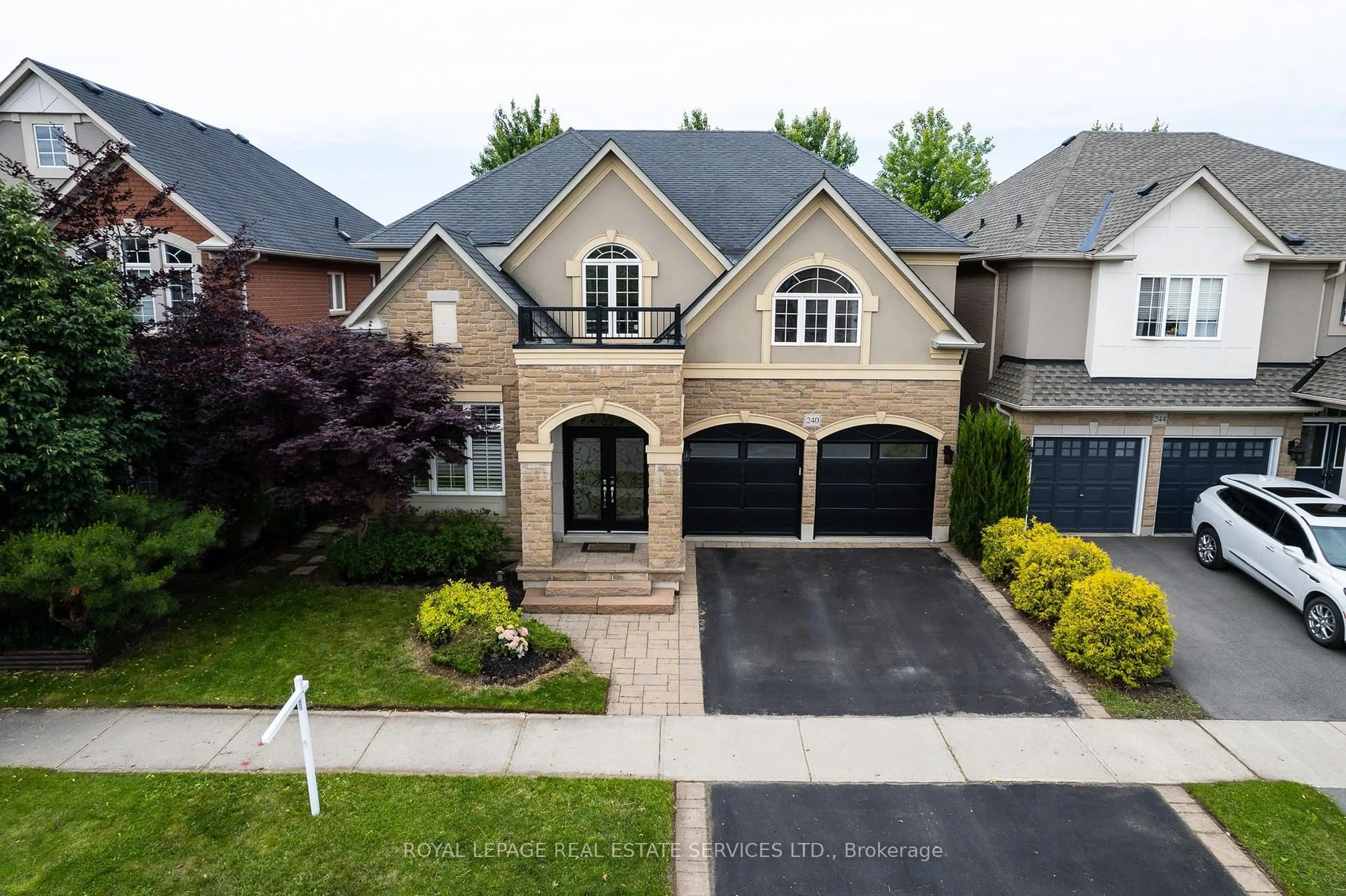 A pic from outside/outdoor area/front of a property/back of a property/a pic from drone, street for 240 Butterfly Lane, Oakville Ontario L6L 6V4