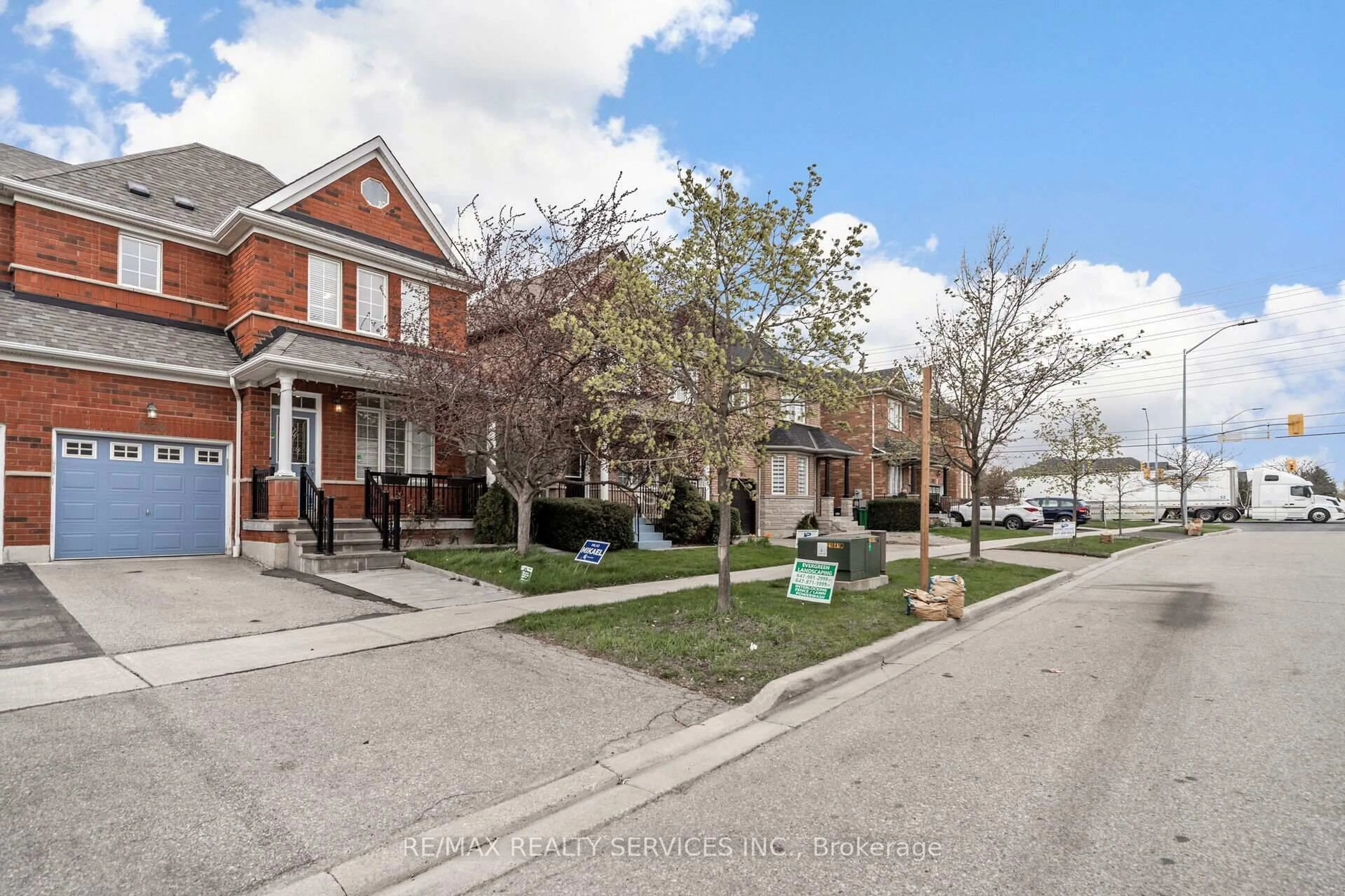 A pic from outside/outdoor area/front of a property/back of a property/a pic from drone, street for 3023 McDowell Dr, Mississauga Ontario L5M 6J6