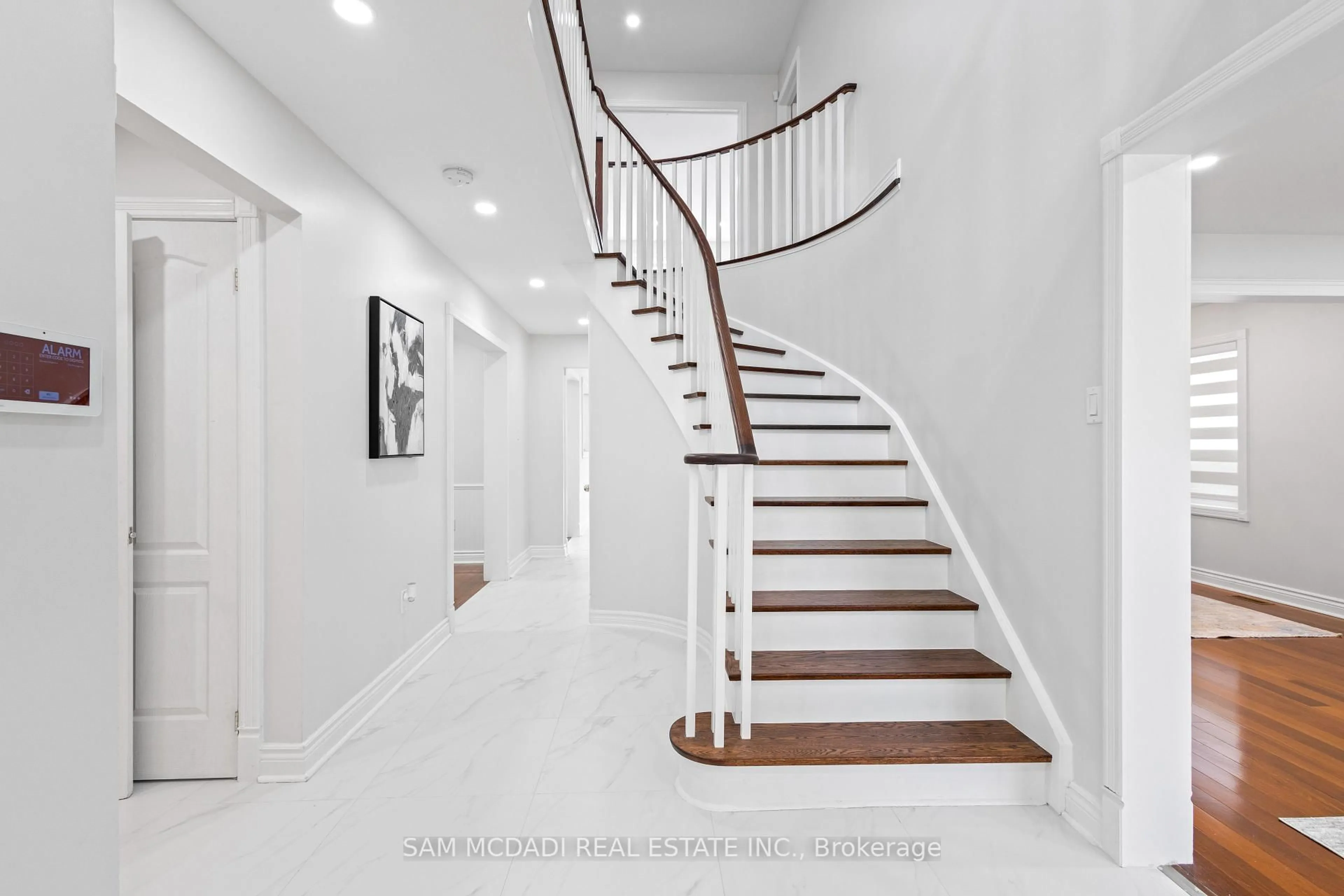 Stairs for 3100 The Collegeway N/A, Mississauga Ontario L5L 4X8