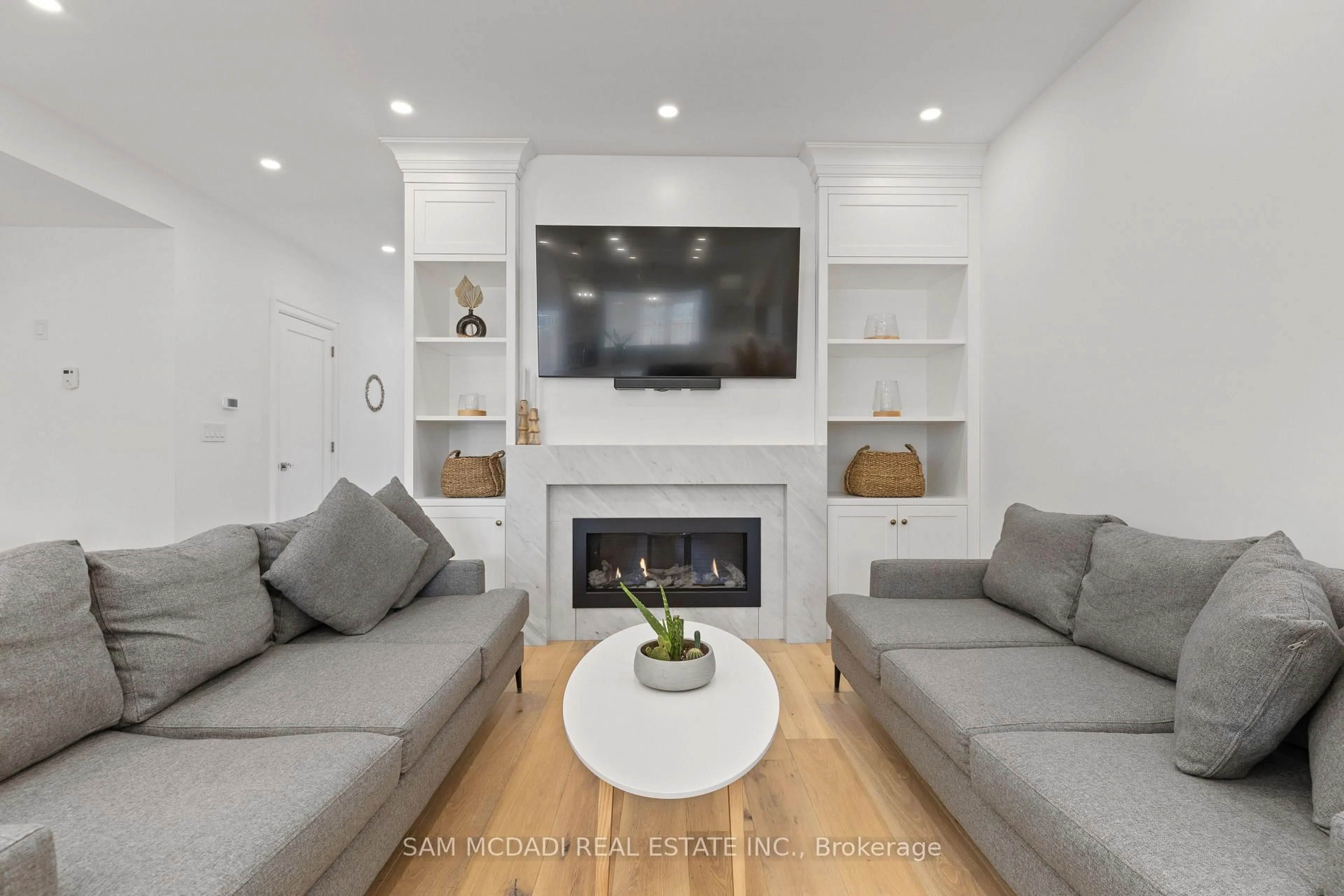 Living room with furniture, unknown for 4 Iroquois Ave, Mississauga Ontario L5G 1M6