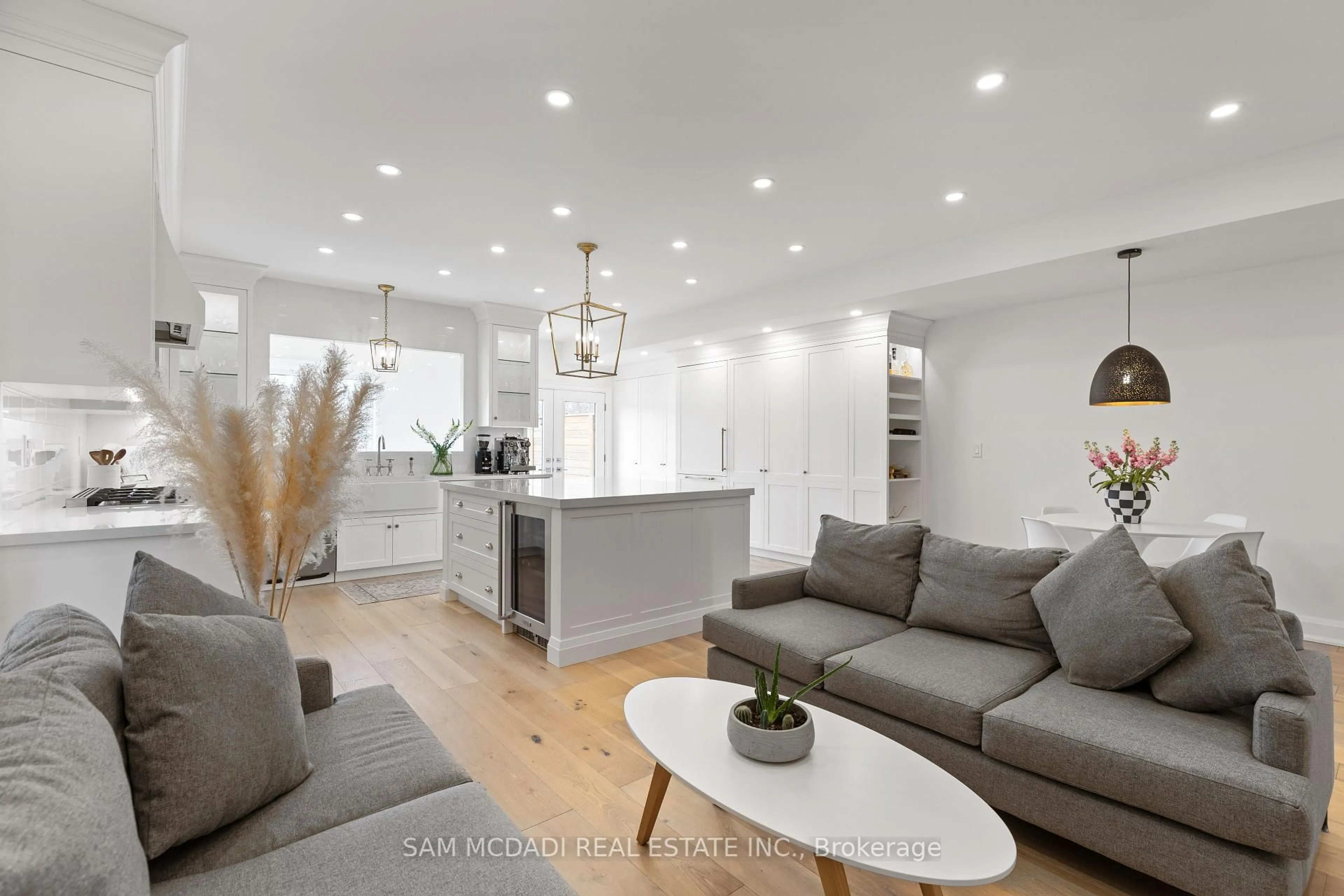 Open concept kitchen, unknown for 4 Iroquois Ave, Mississauga Ontario L5G 1M6