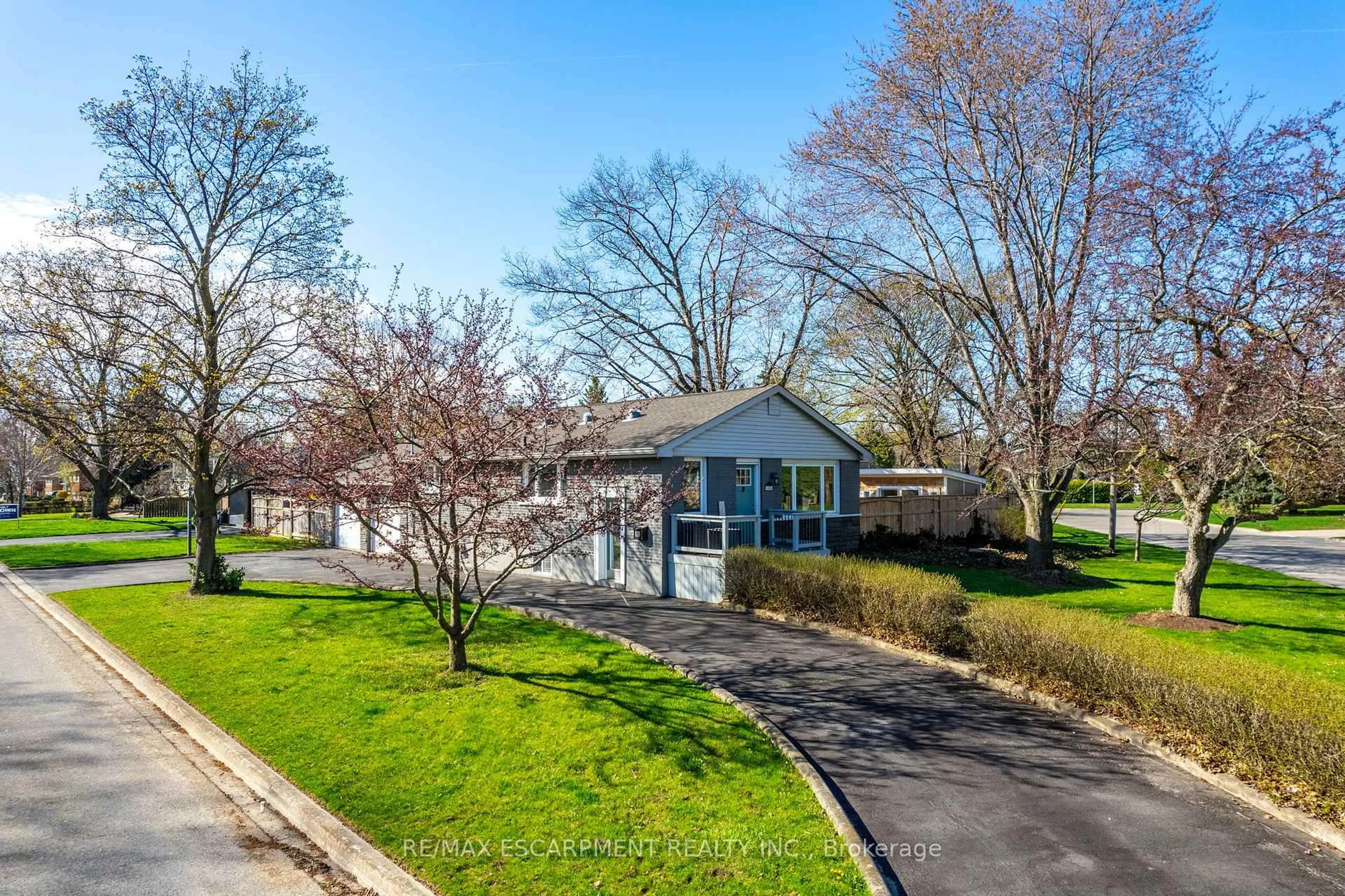 A pic from outside/outdoor area/front of a property/back of a property/a pic from drone, street for 5486 Randolph Cres, Burlington Ontario L7L 3C5