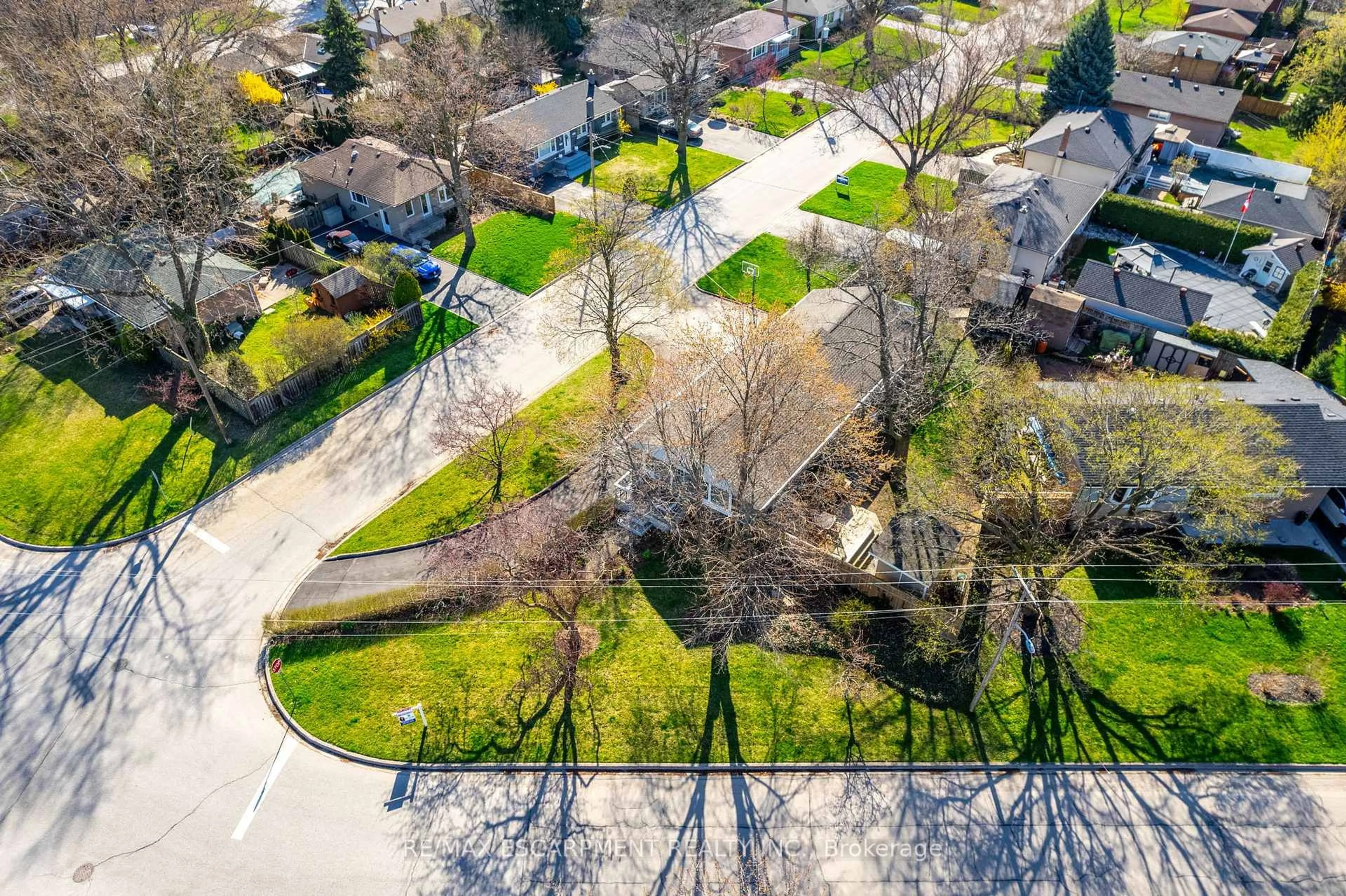 A pic from outside/outdoor area/front of a property/back of a property/a pic from drone, street for 5486 Randolph Cres, Burlington Ontario L7L 3C5