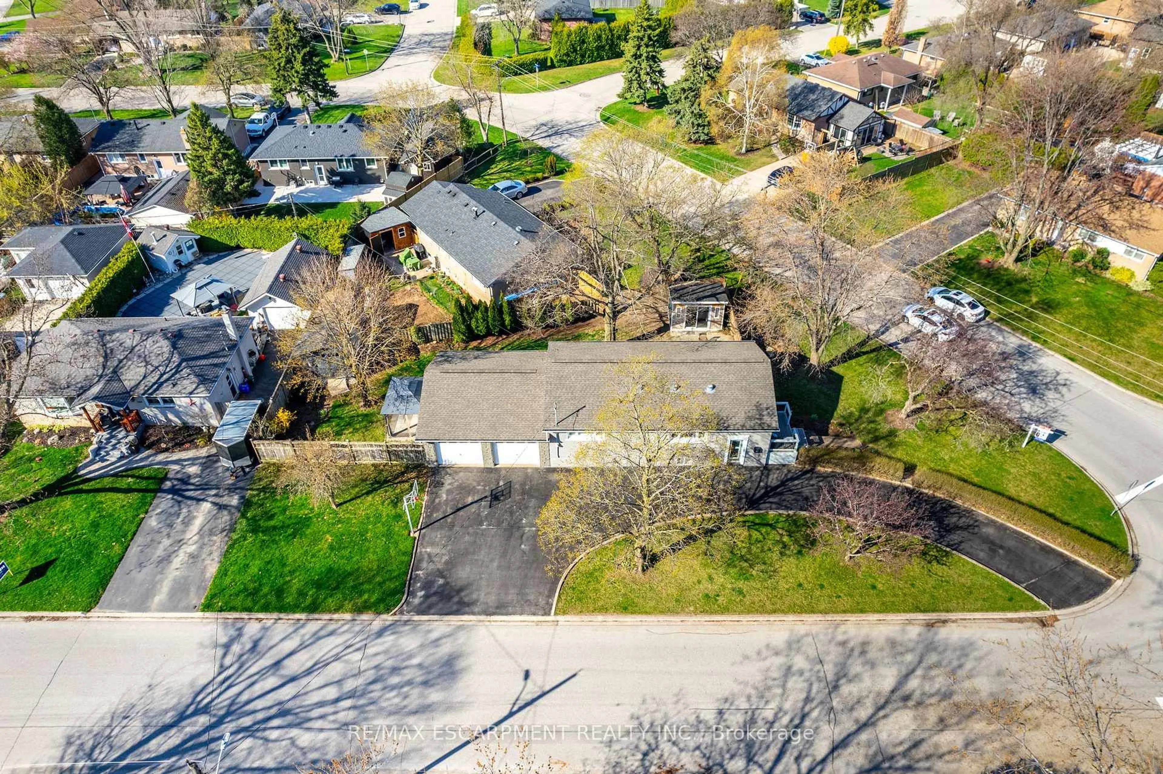 A pic from outside/outdoor area/front of a property/back of a property/a pic from drone, street for 5486 Randolph Cres, Burlington Ontario L7L 3C5