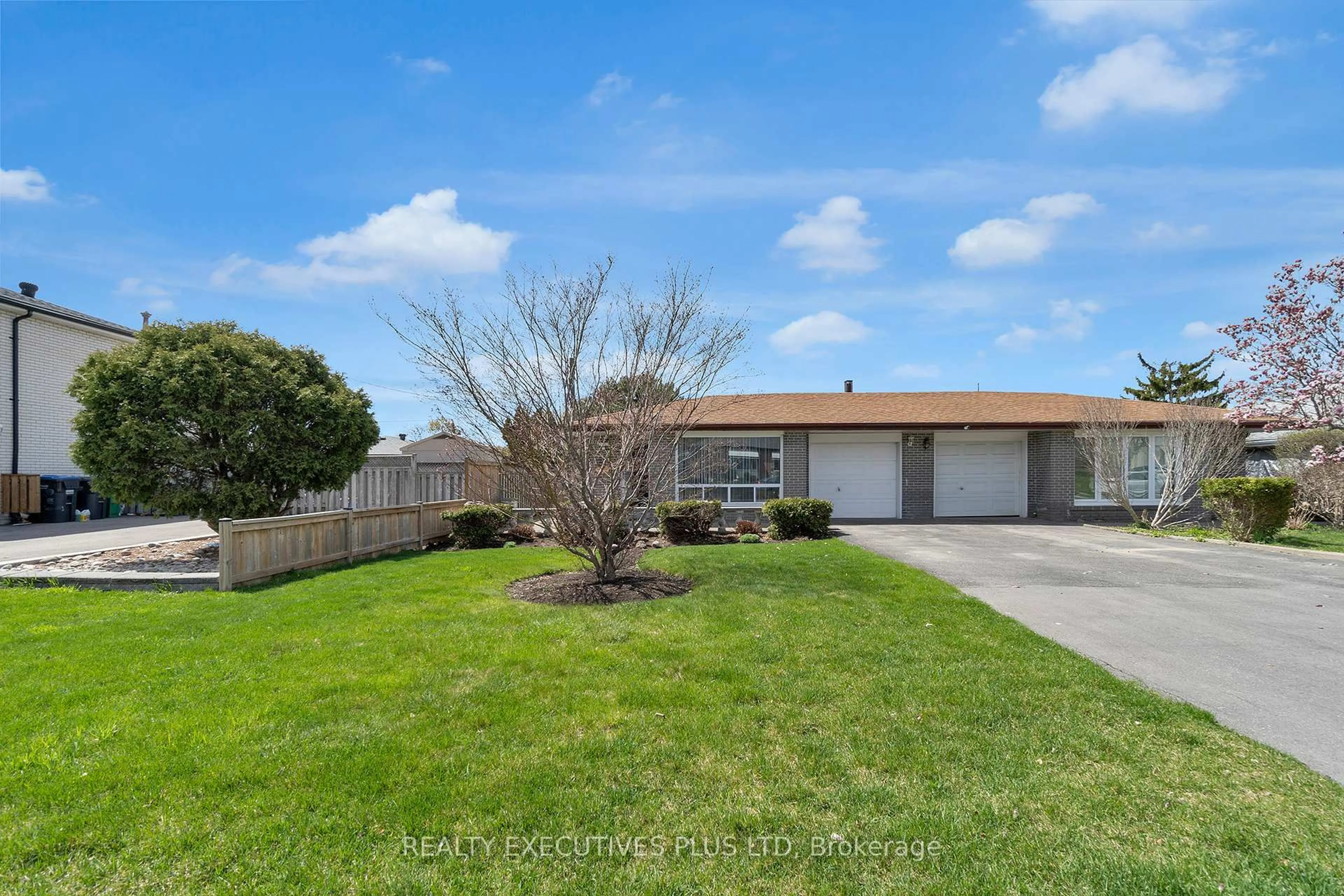 A pic from outside/outdoor area/front of a property/back of a property/a pic from drone, street for 6 Dartford Rd, Brampton Ontario L6T 2Z4