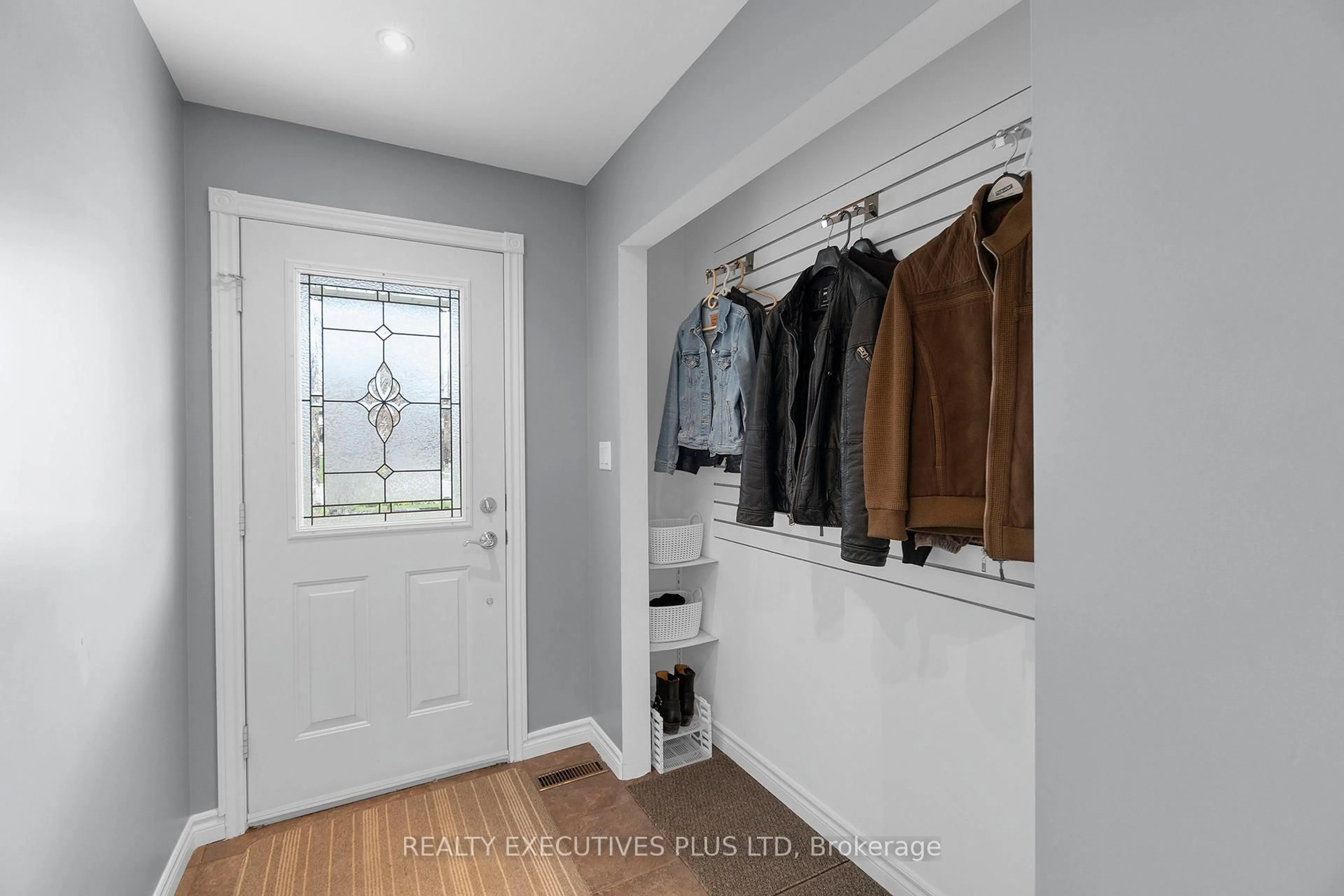 Indoor entryway for 6 Dartford Rd, Brampton Ontario L6T 2Z4