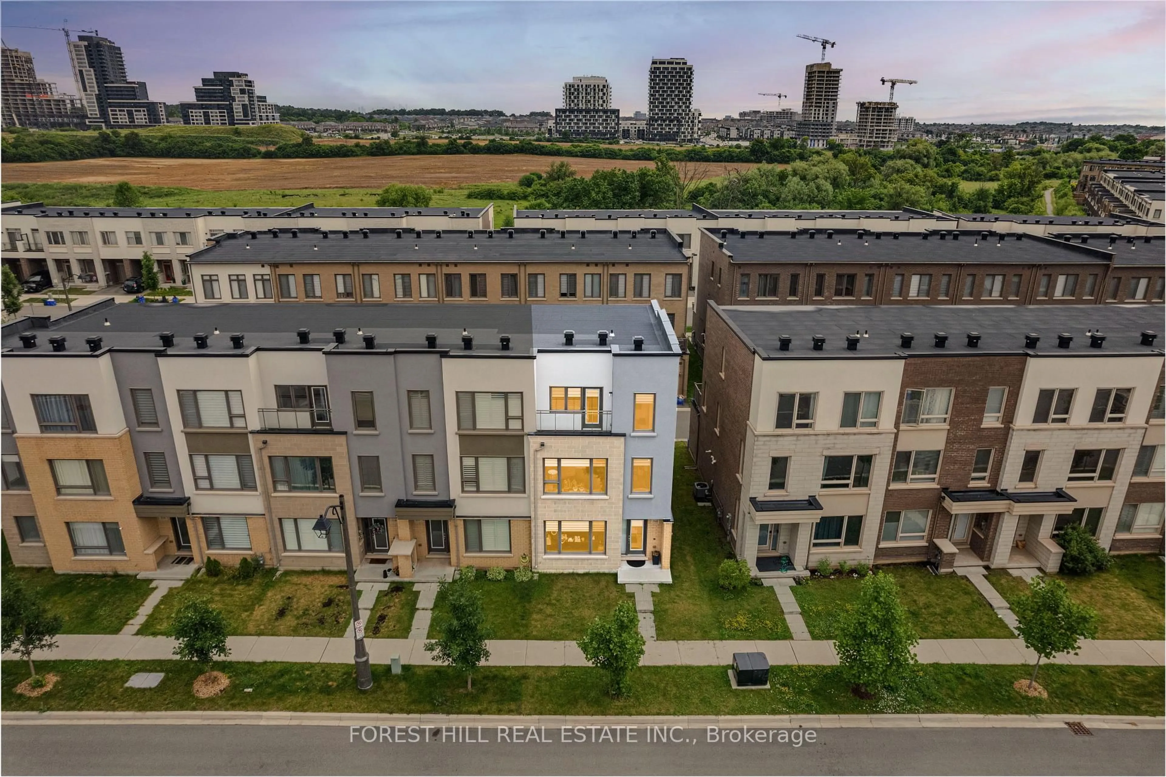 A pic from outside/outdoor area/front of a property/back of a property/a pic from drone, city buildings view from balcony for 3145 Ernest Applebe Blvd, Oakville Ontario L6H 0N8