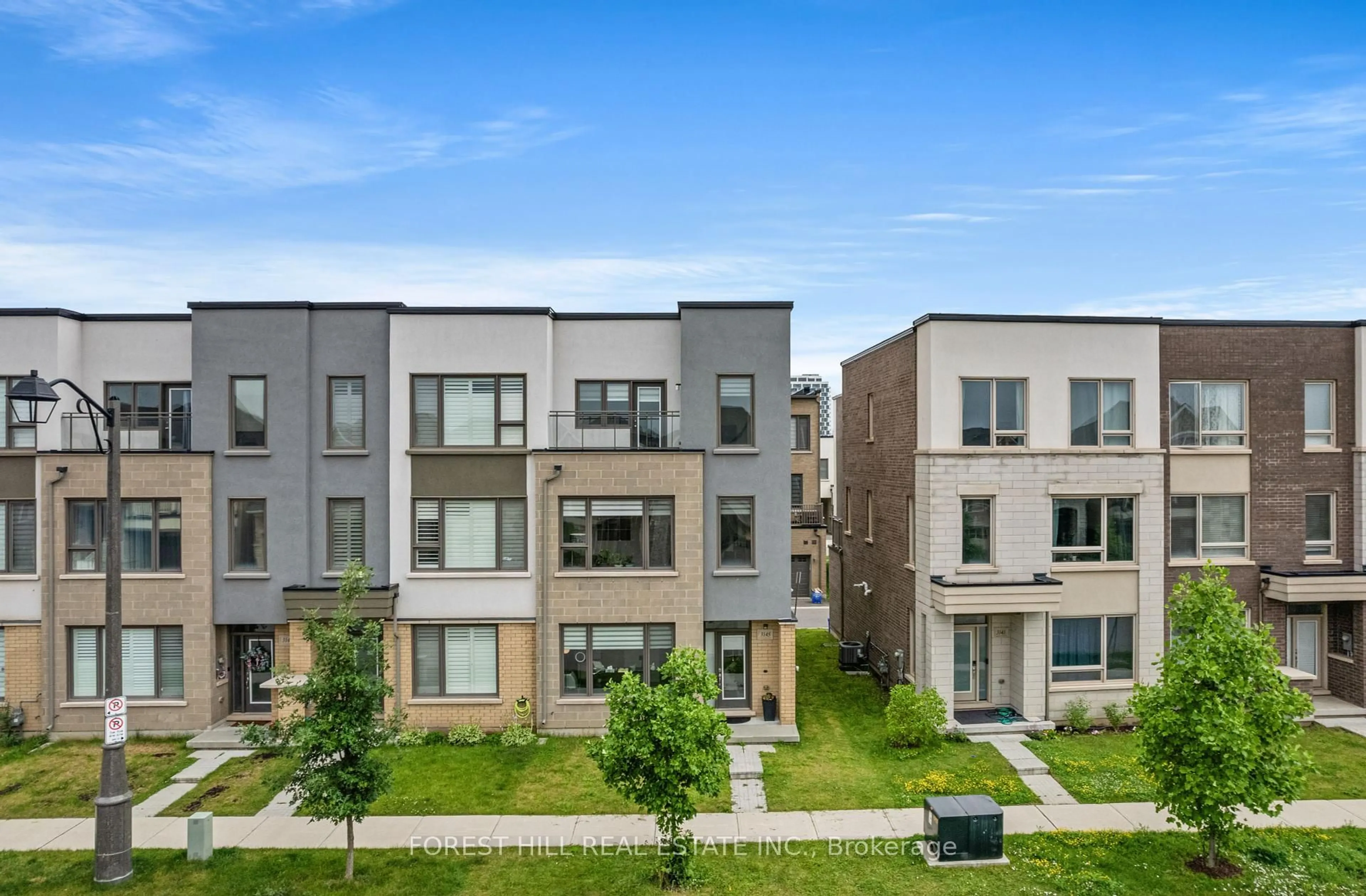 A pic from outside/outdoor area/front of a property/back of a property/a pic from drone, street for 3145 Ernest Applebe Blvd, Oakville Ontario L6H 0N8