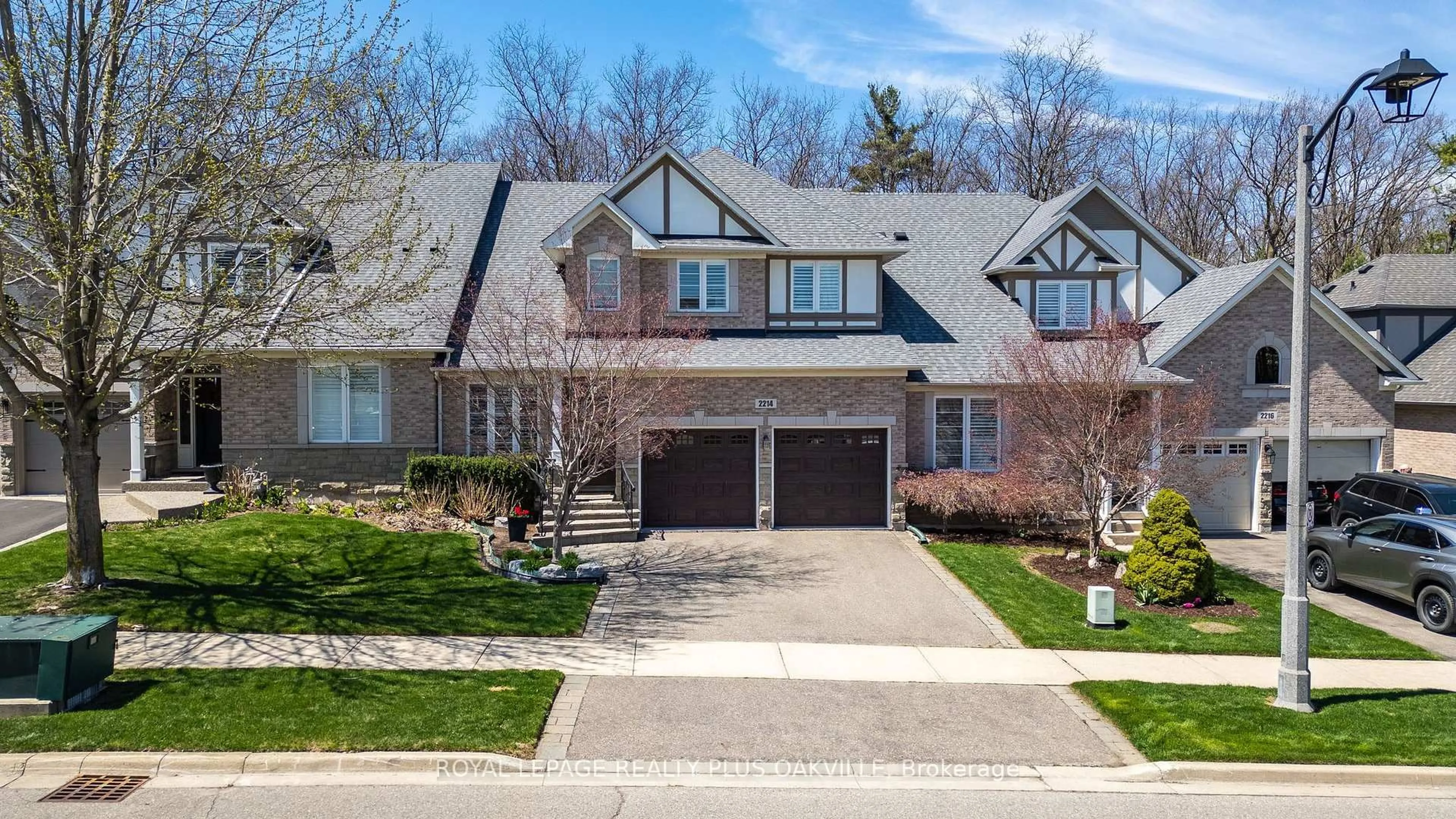 Home with brick exterior material, street for 2214 Emily Circ, Oakville Ontario L6M 0E6