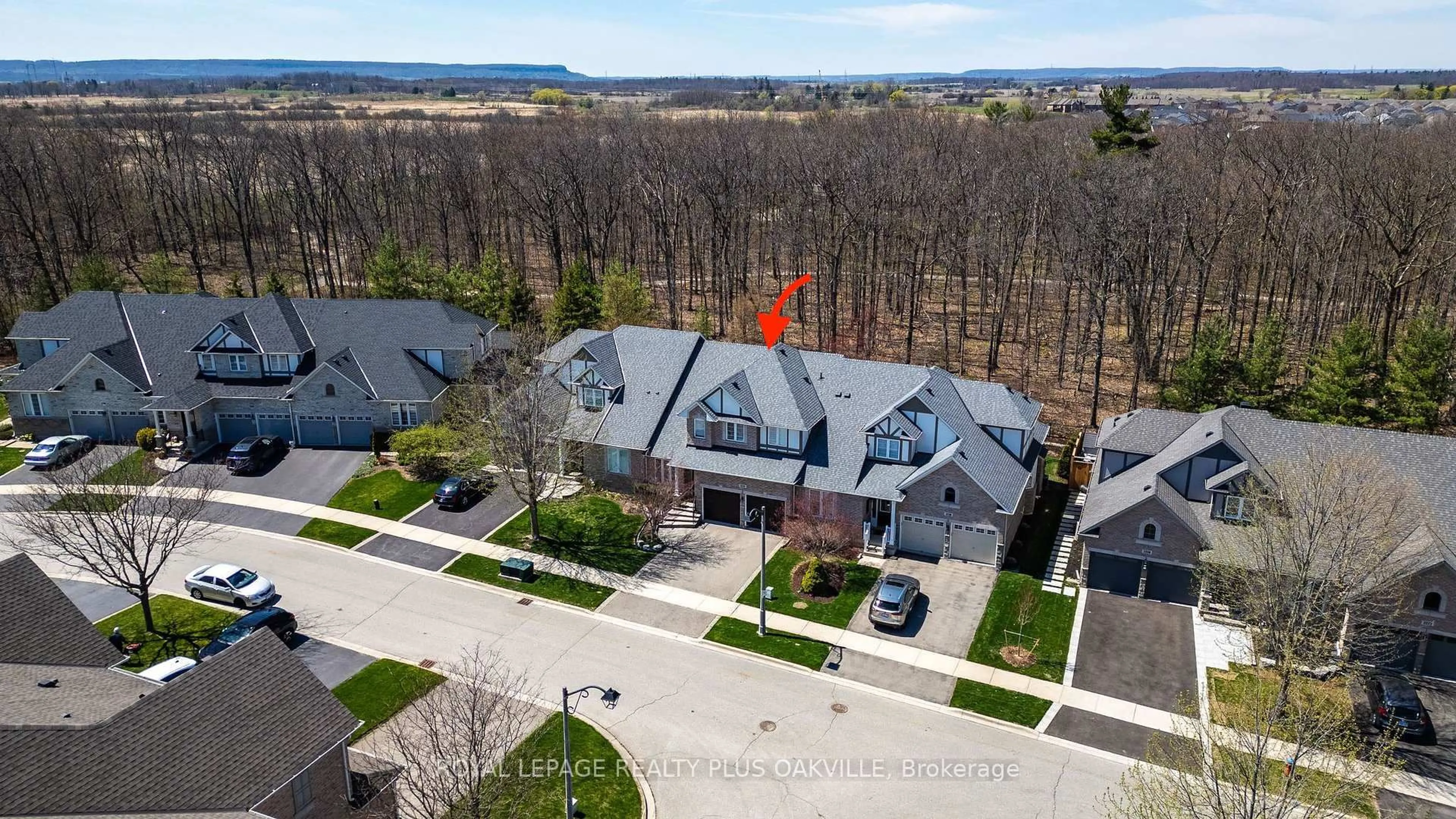 A pic from outside/outdoor area/front of a property/back of a property/a pic from drone, street for 2214 Emily Circ, Oakville Ontario L6M 0E6