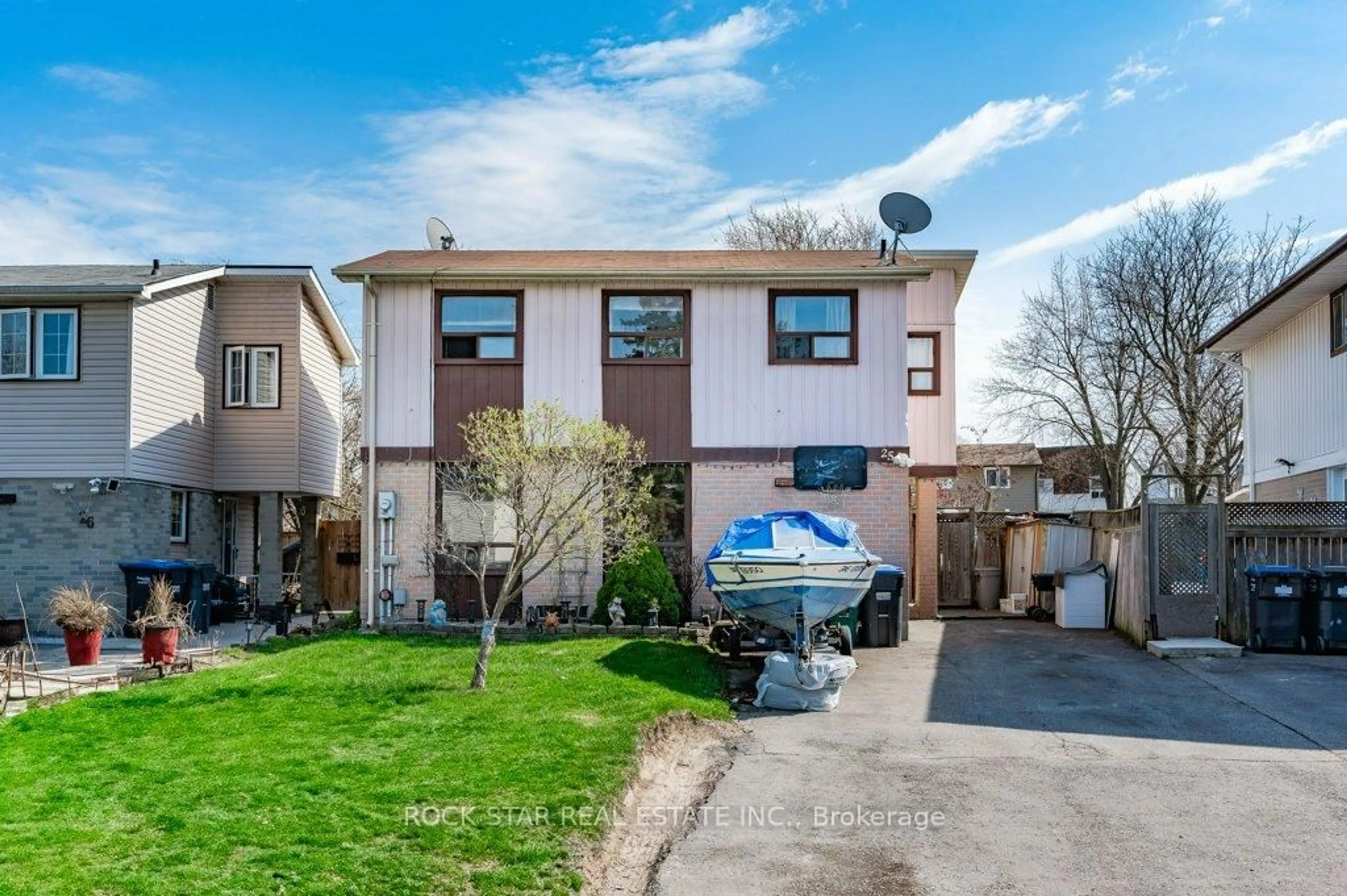 A pic from outside/outdoor area/front of a property/back of a property/a pic from drone, street for 25 Hannibal Sq, Brampton Ontario L6S 1Y5