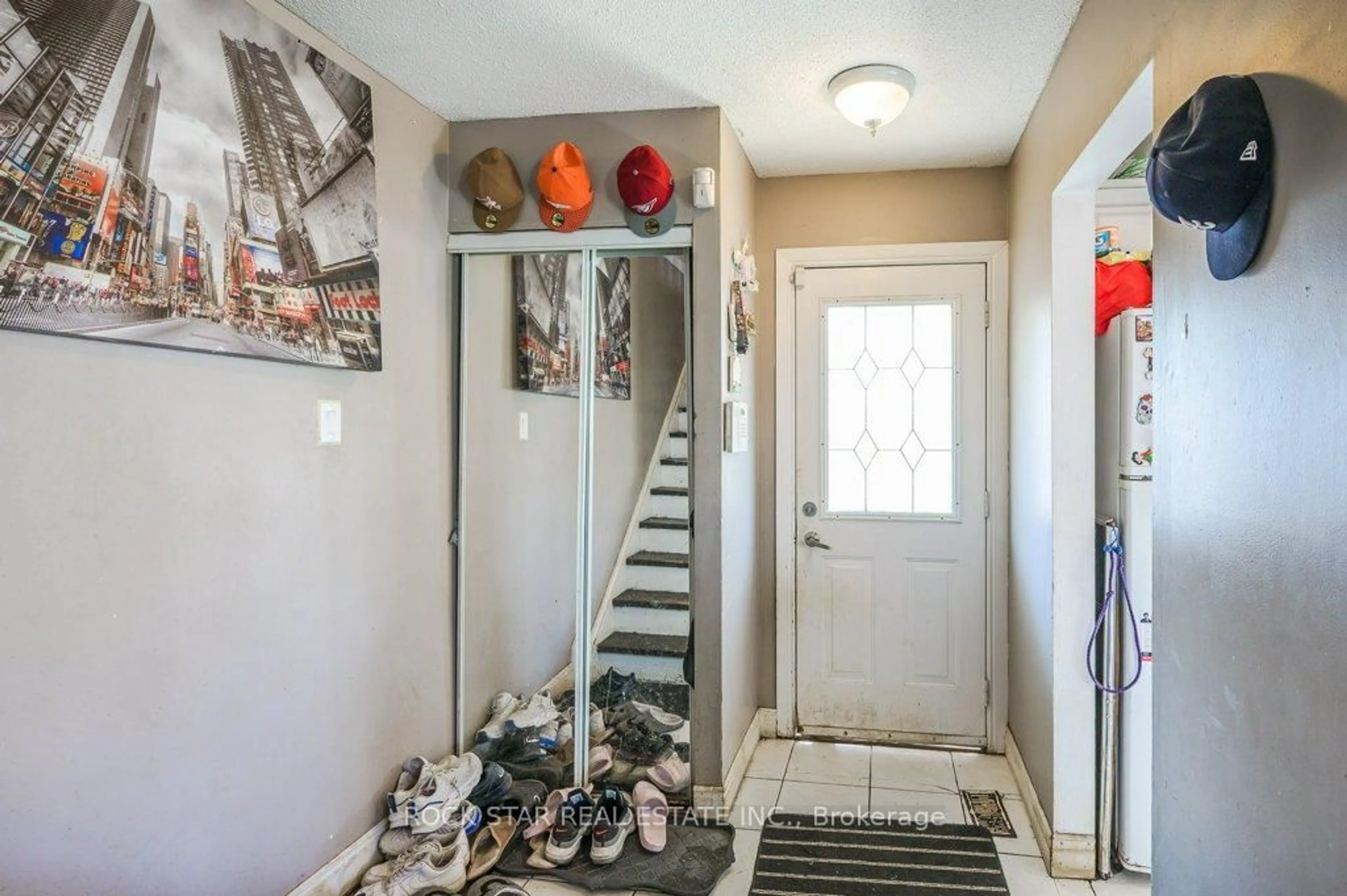 Indoor entryway for 25 Hannibal Sq, Brampton Ontario L6S 1Y5