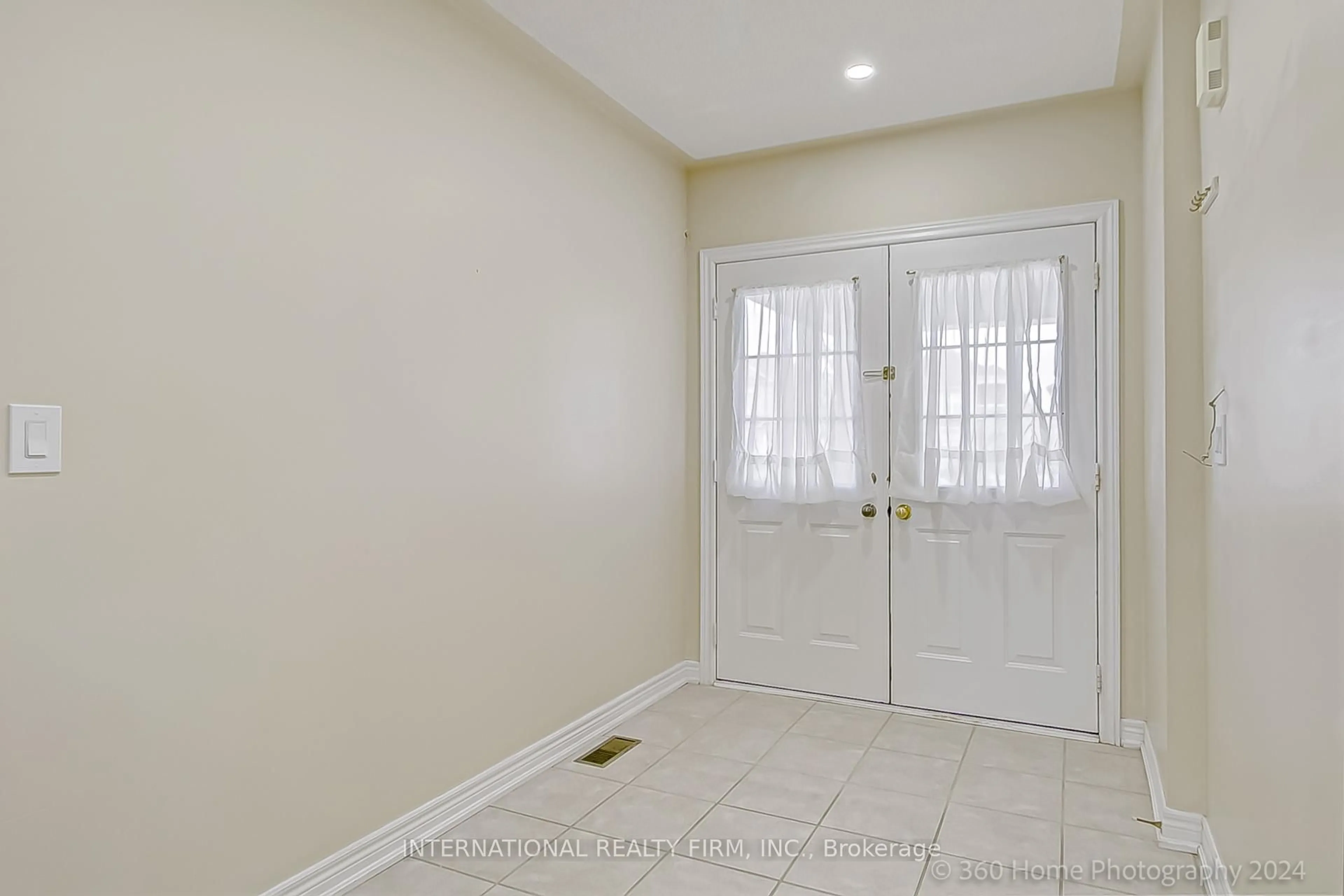 Indoor entryway for 8 Dewridge Crt, Brampton Ontario L6R 3C2