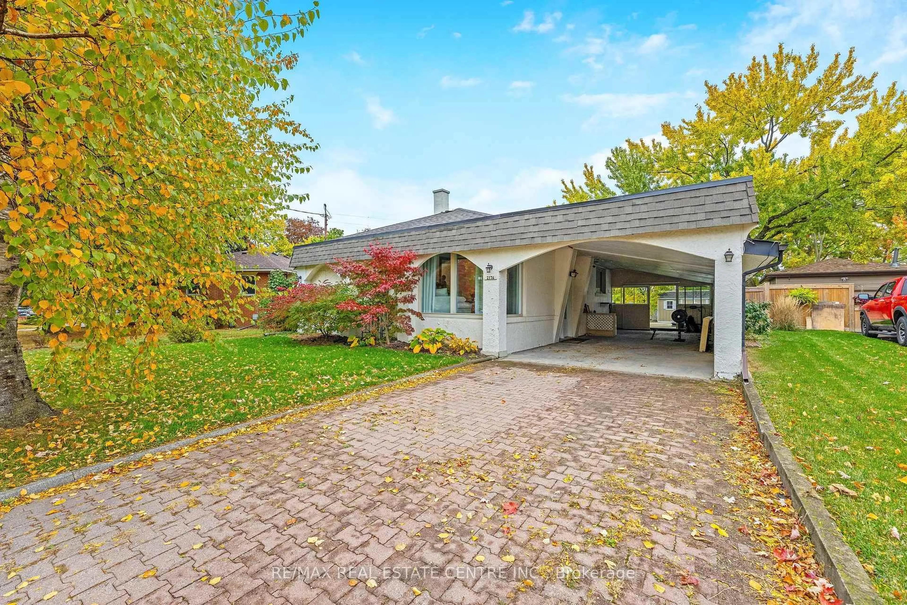 A pic from outside/outdoor area/front of a property/back of a property/a pic from drone, street for 2176 Sunnydale Dr, Burlington Ontario L7P 1E7