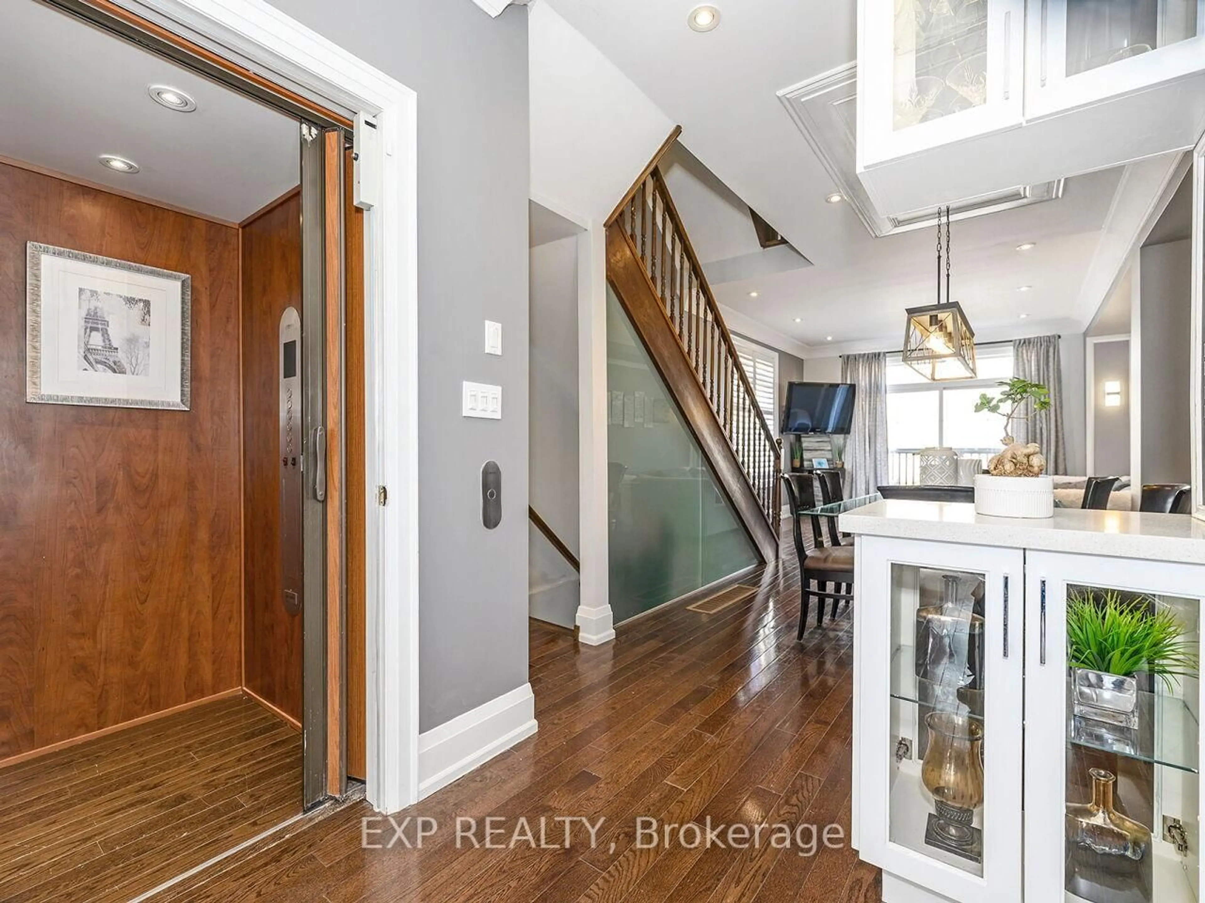 Indoor entryway for 2351 Lakeshore Rd #4, Oakville Ontario L6L 1H4