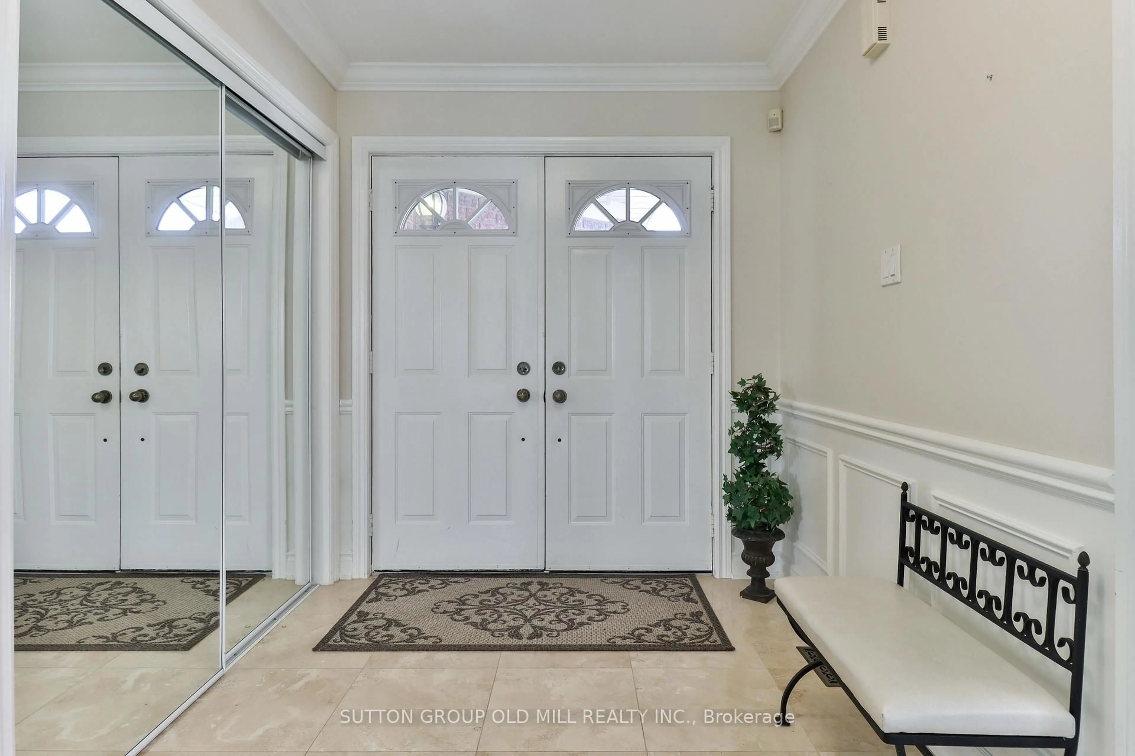 Indoor entryway for 6835 Forest Park Dr, Mississauga Ontario L5N 6X5