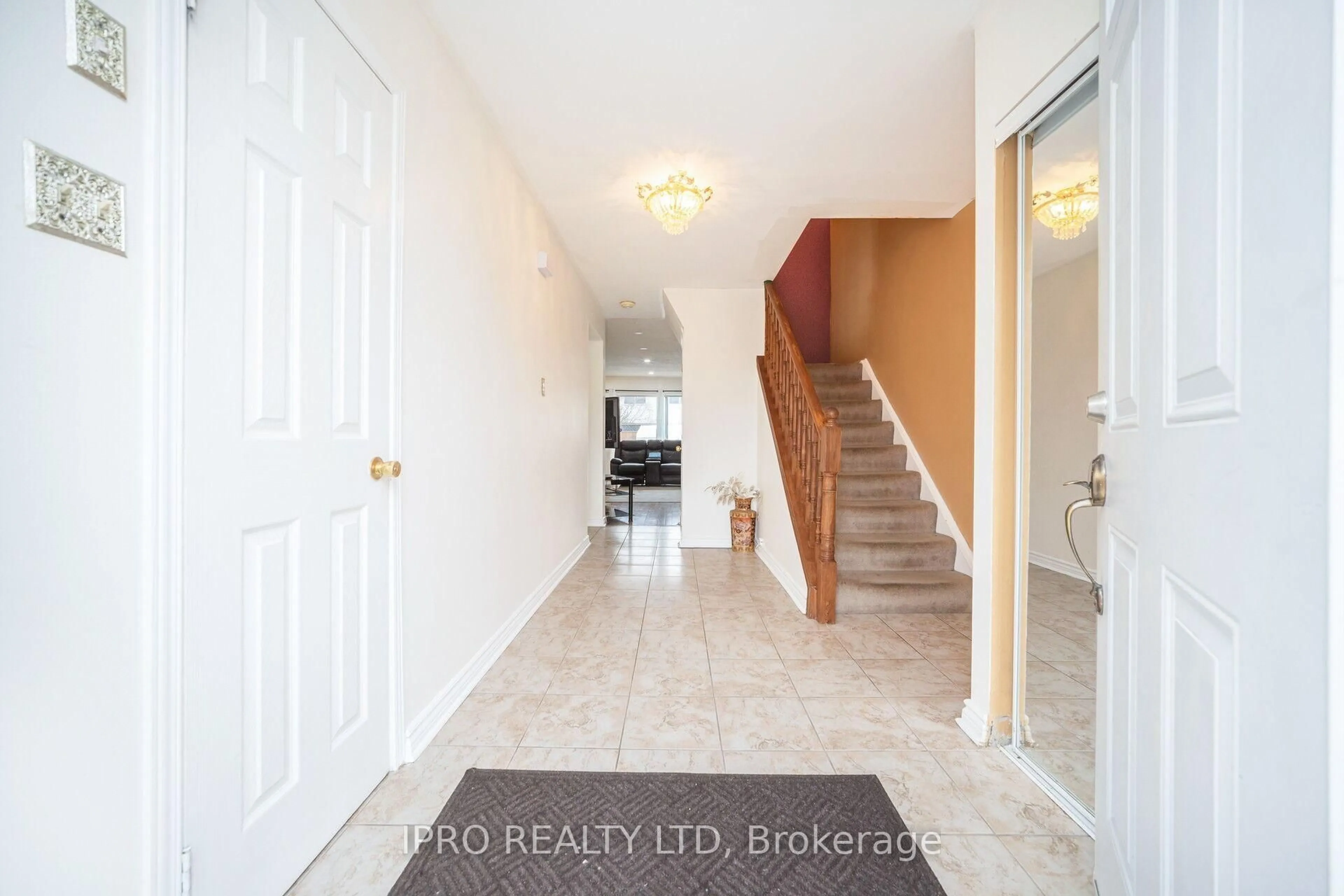 Indoor entryway for 130 Skegby Rd, Brampton Ontario L6V 2T9