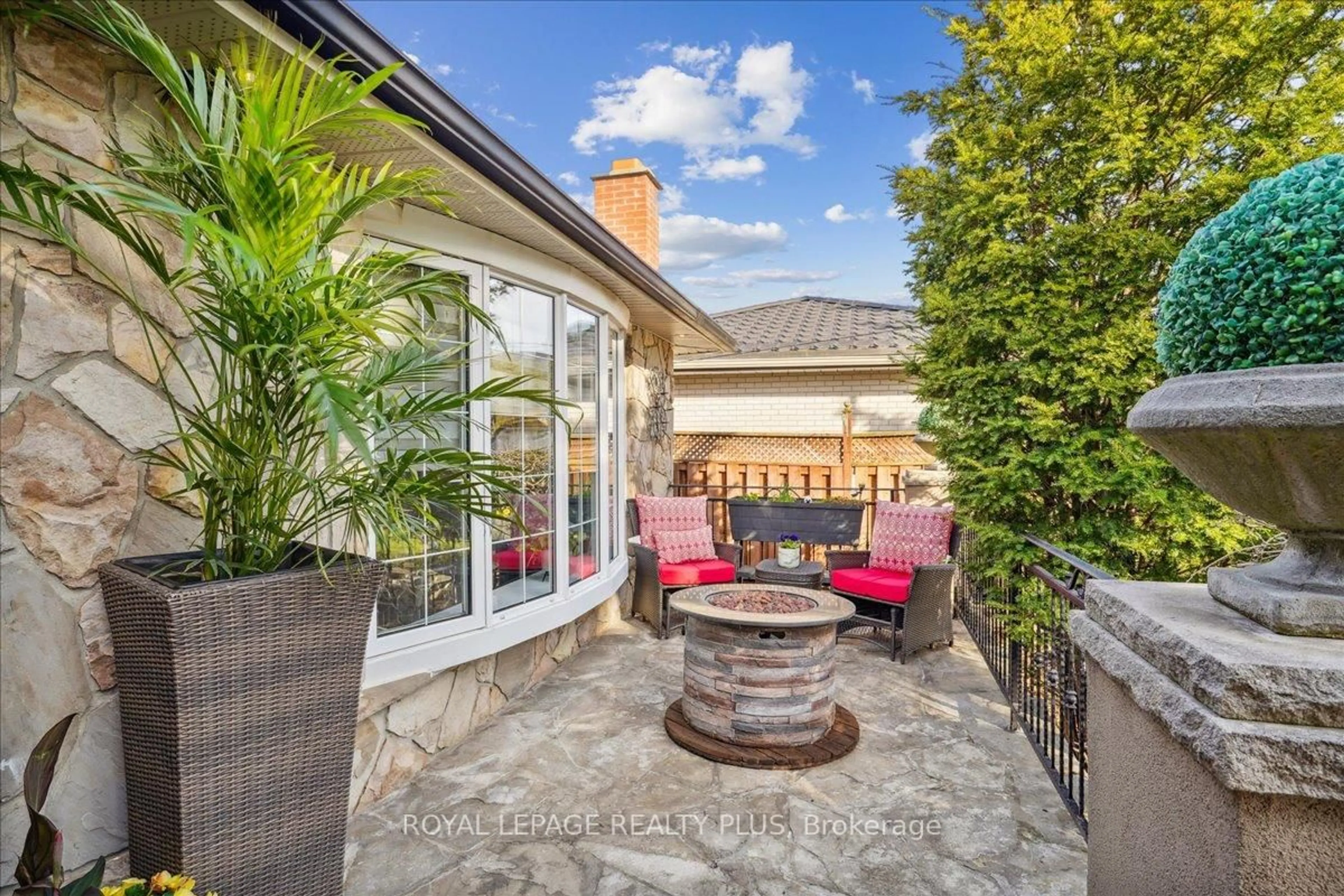 Patio, street for 2409 Speyside Dr, Mississauga Ontario L5K 1X5