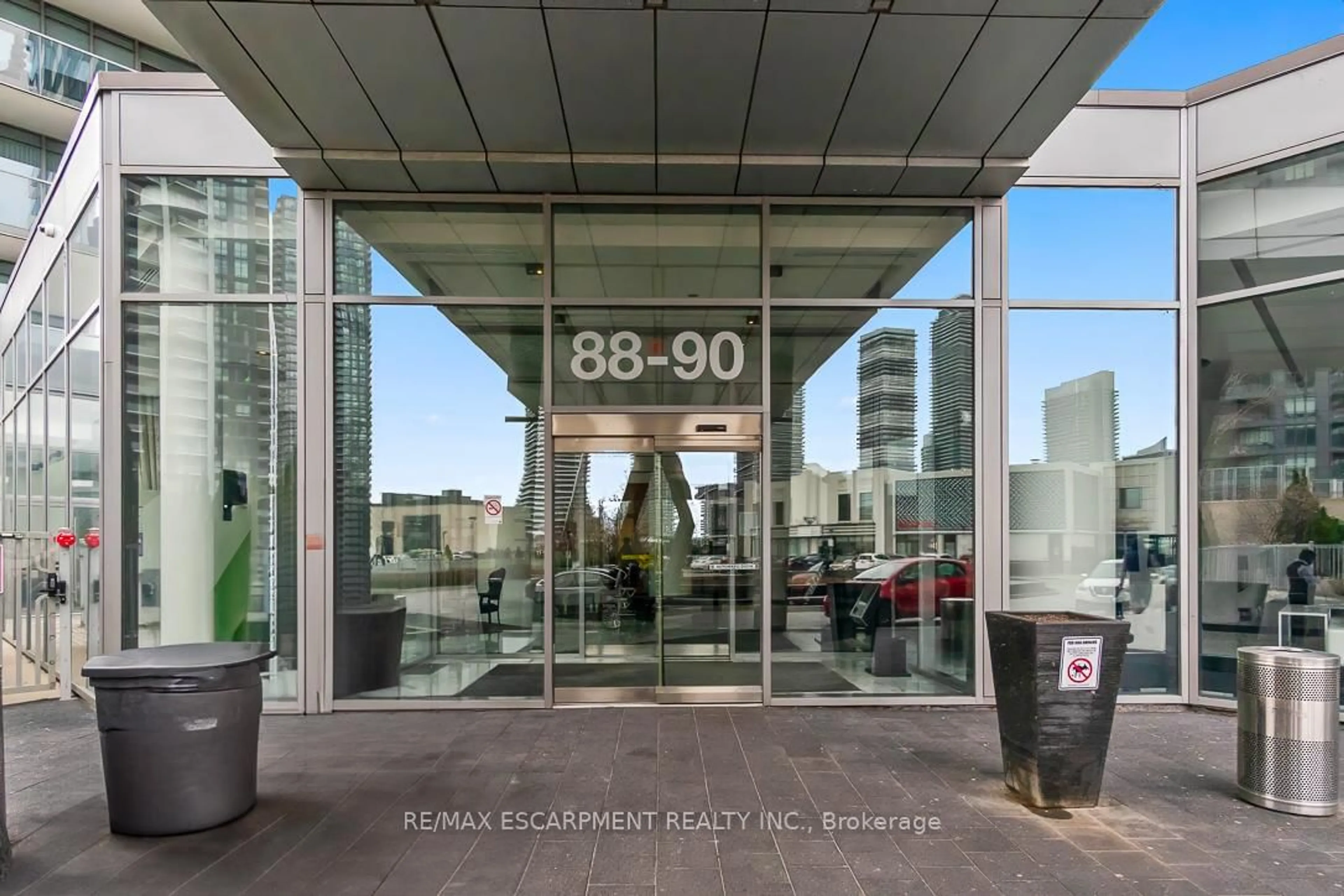 Indoor foyer for 88 Park Lawn Rd #607, Toronto Ontario M8Y 0B5