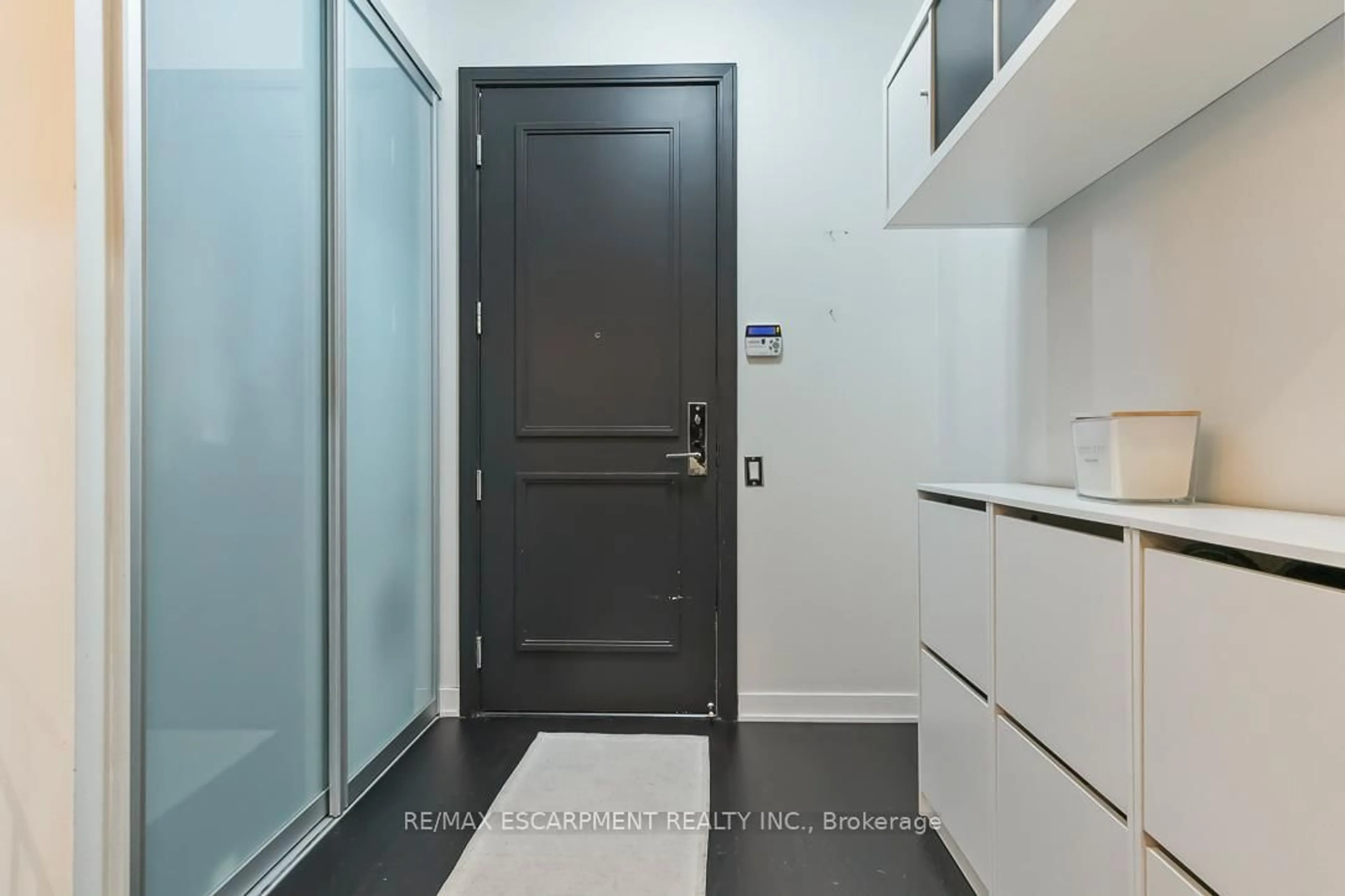 Indoor entryway for 88 Park Lawn Rd #607, Toronto Ontario M8Y 0B5