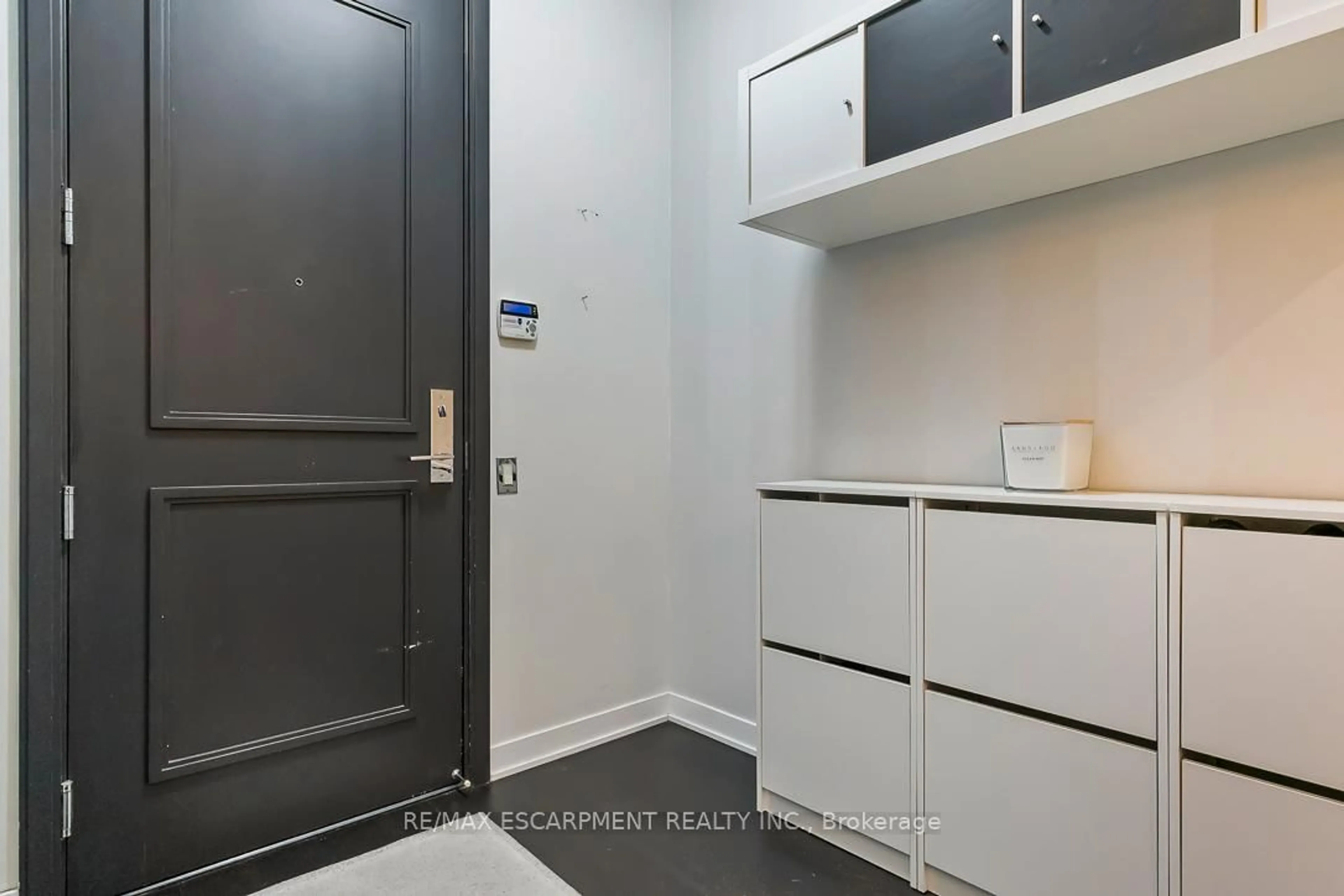 Indoor entryway for 88 Park Lawn Rd #607, Toronto Ontario M8Y 0B5