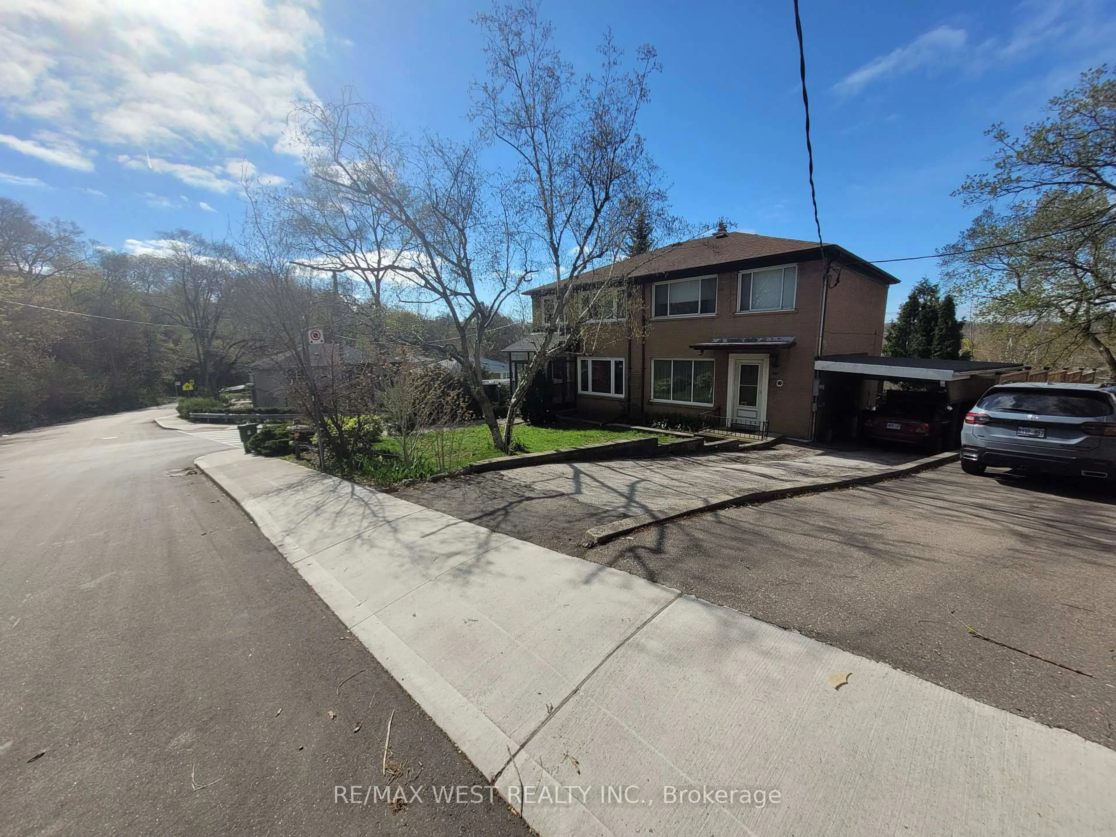 A pic from outside/outdoor area/front of a property/back of a property/a pic from drone, street for 204 Gooch Ave, Toronto Ontario M6S 4M2