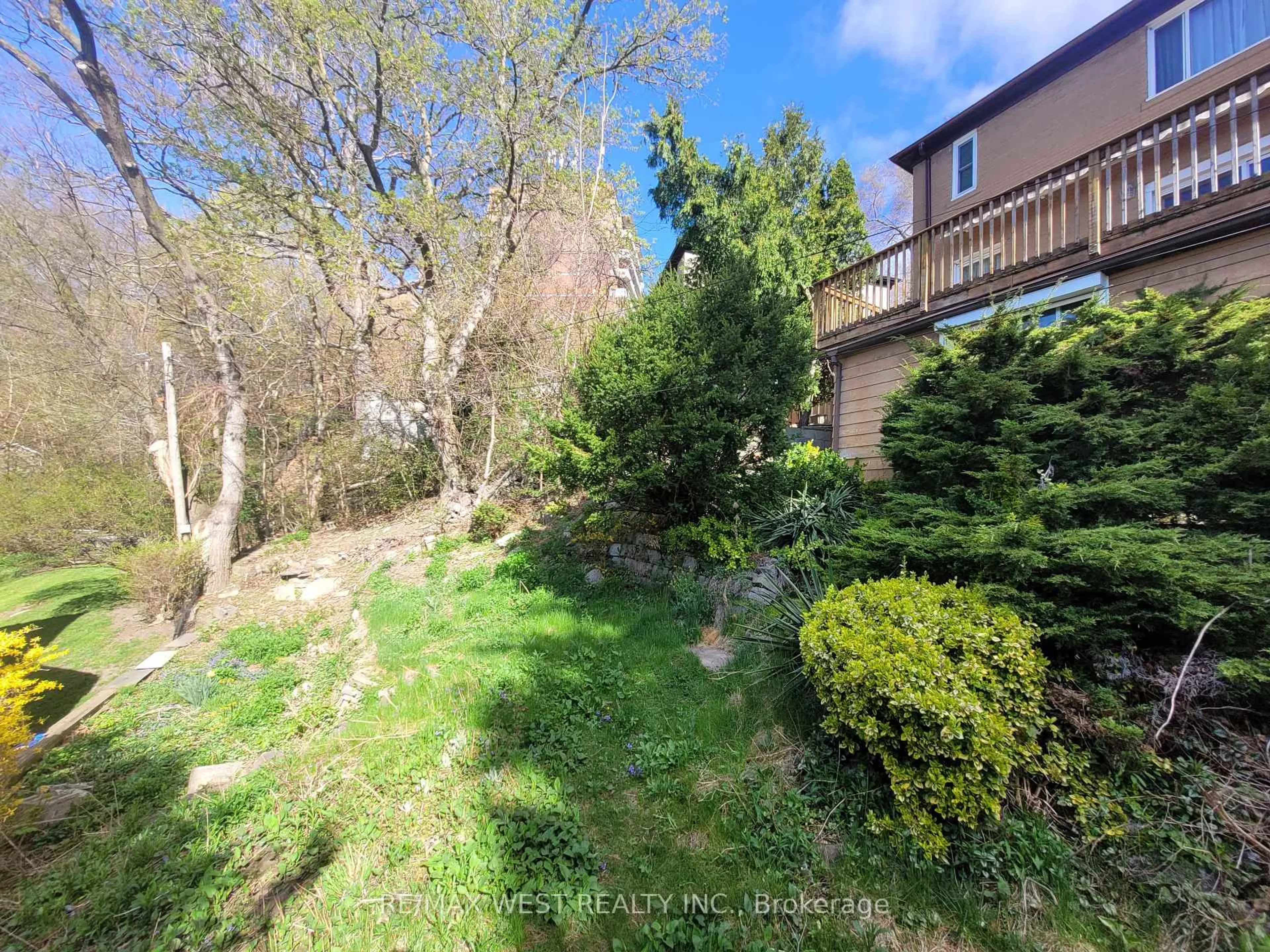 A pic from outside/outdoor area/front of a property/back of a property/a pic from drone, forest/trees view for 204 Gooch Ave, Toronto Ontario M6S 4M2