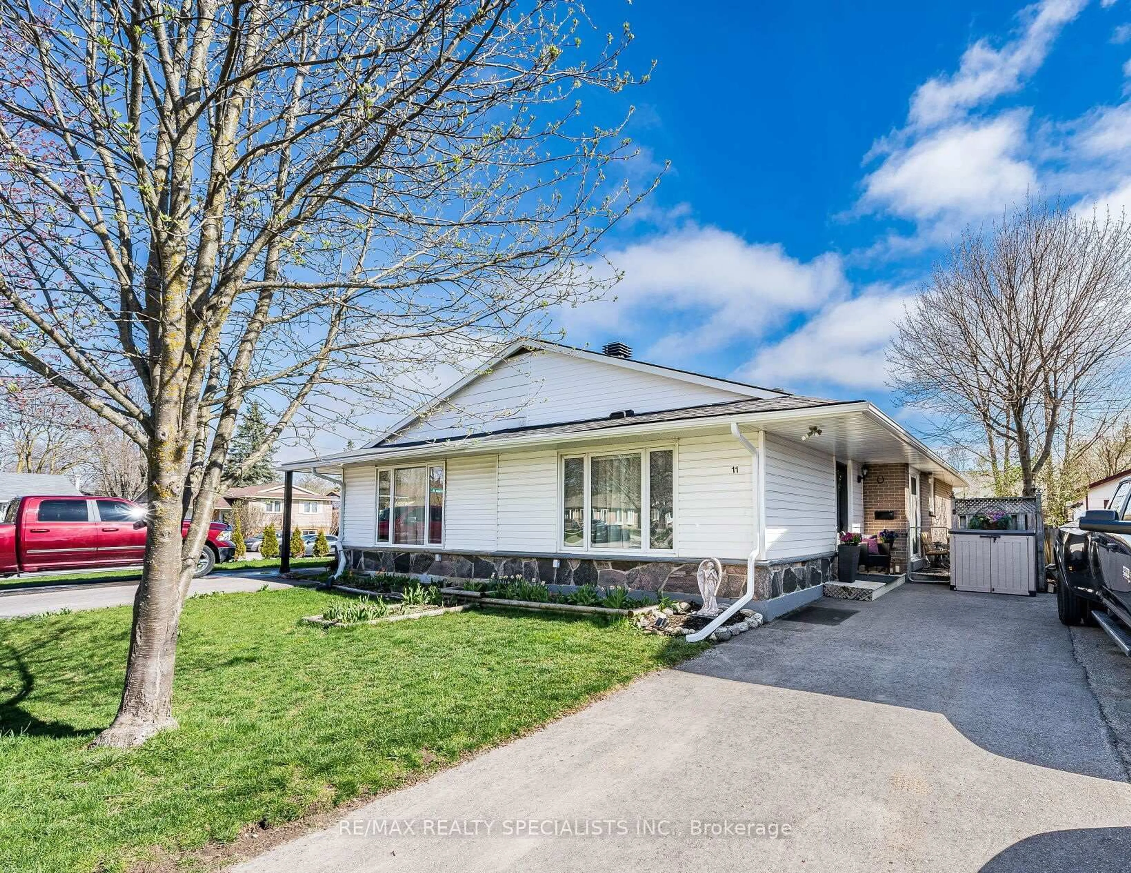Home with vinyl exterior material, street for 11 Ontario St, Orangeville Ontario L9W 2T9
