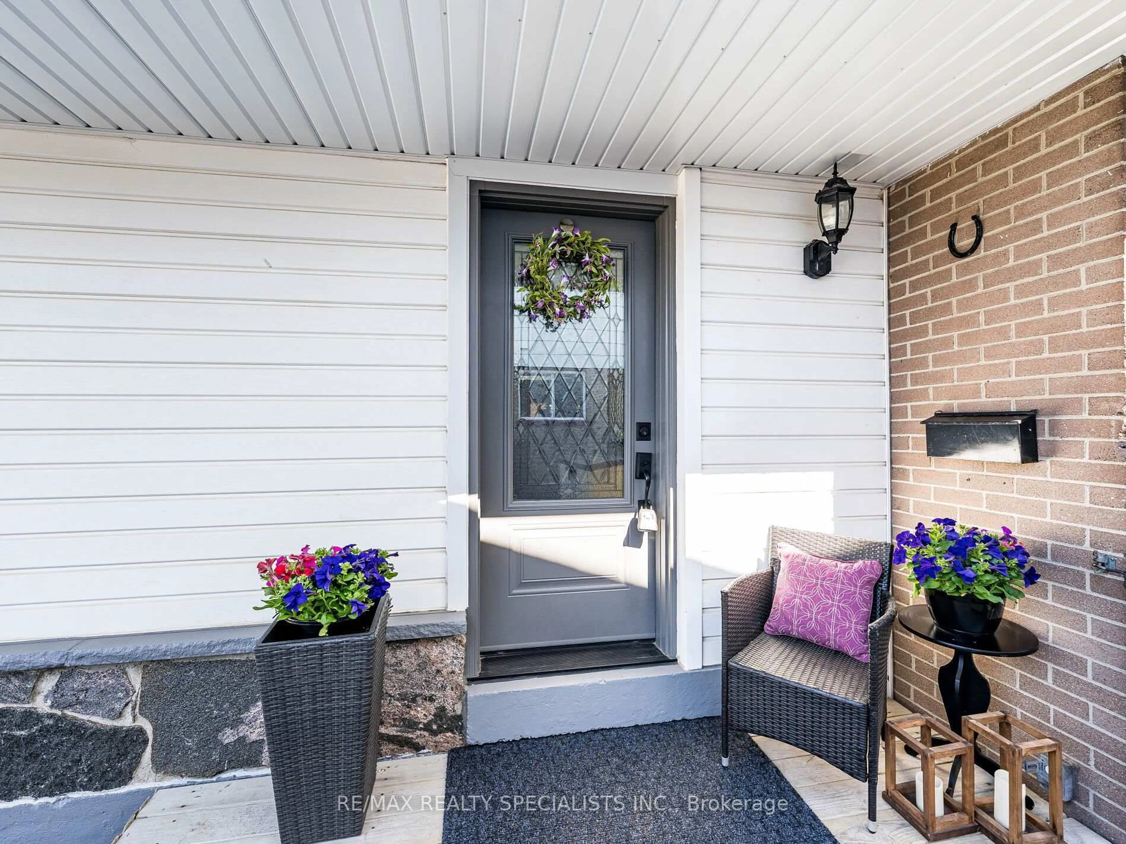 Indoor entryway for 11 Ontario St, Orangeville Ontario L9W 2T9