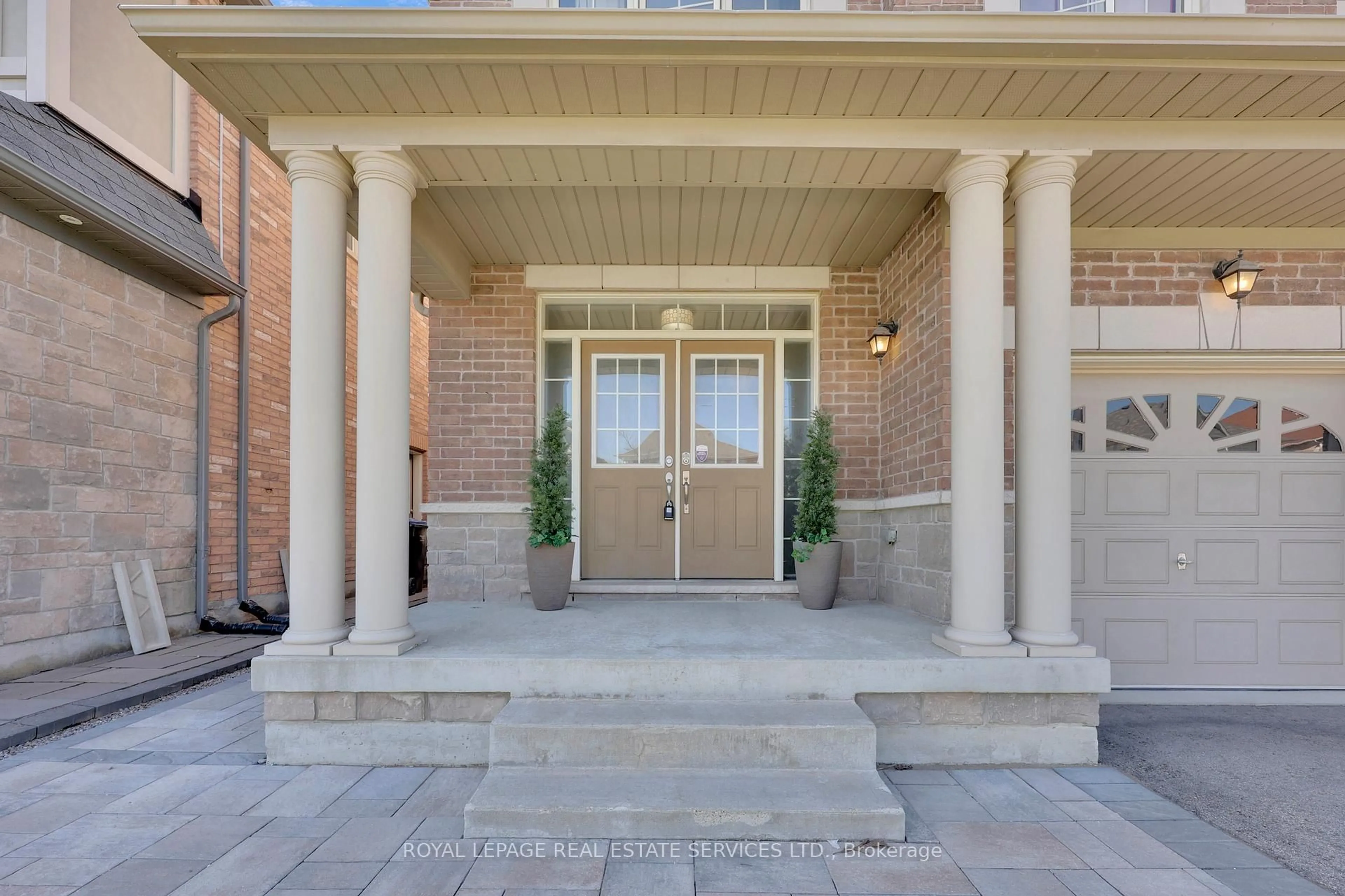 Indoor entryway for 60 Valleyway Dr, Brampton Ontario L6X 5G1
