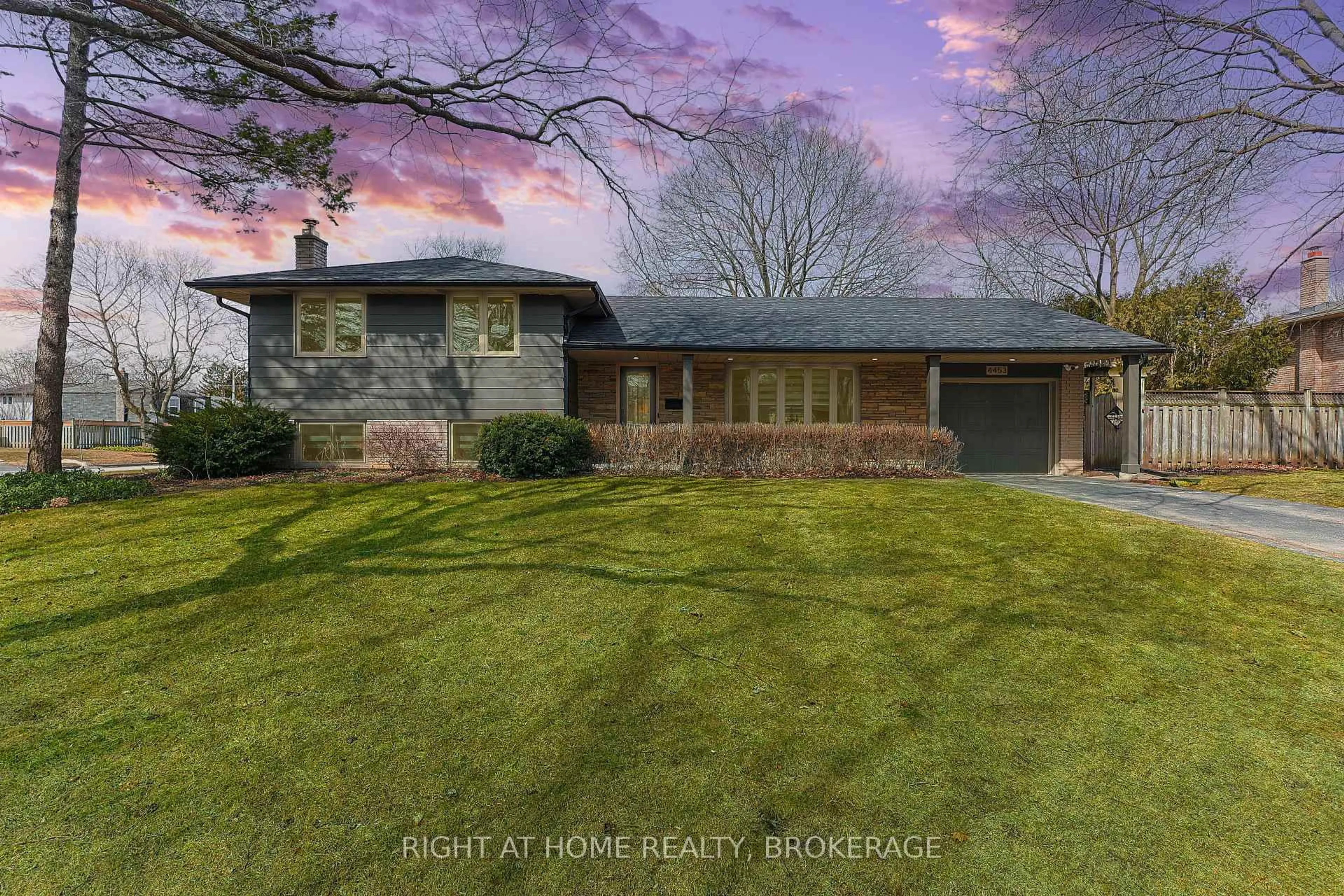 A pic from outside/outdoor area/front of a property/back of a property/a pic from drone, street for 4453 Concord Pl, Burlington Ontario L7L 1J5