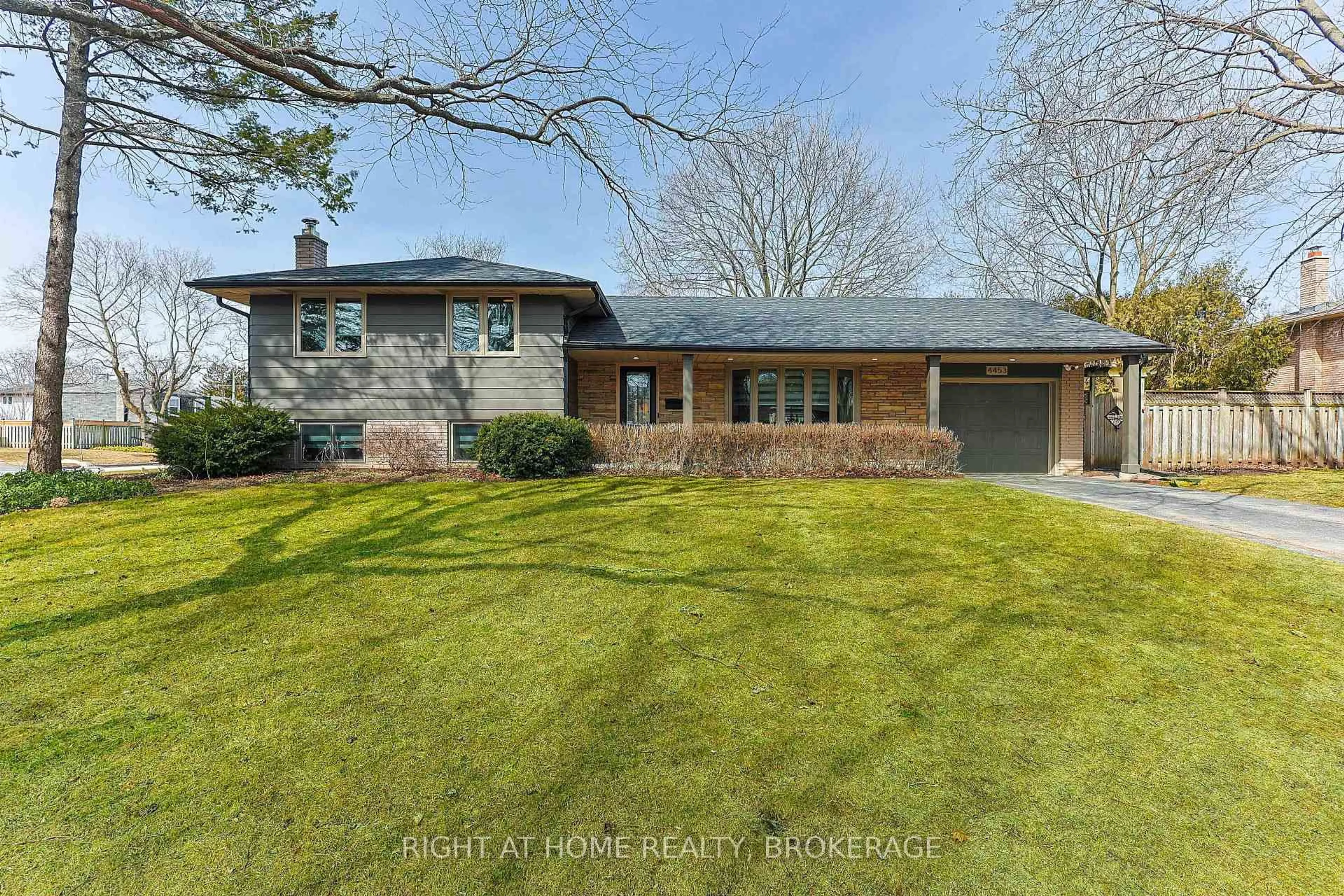 A pic from outside/outdoor area/front of a property/back of a property/a pic from drone, street for 4453 Concord Pl, Burlington Ontario L7L 1J5